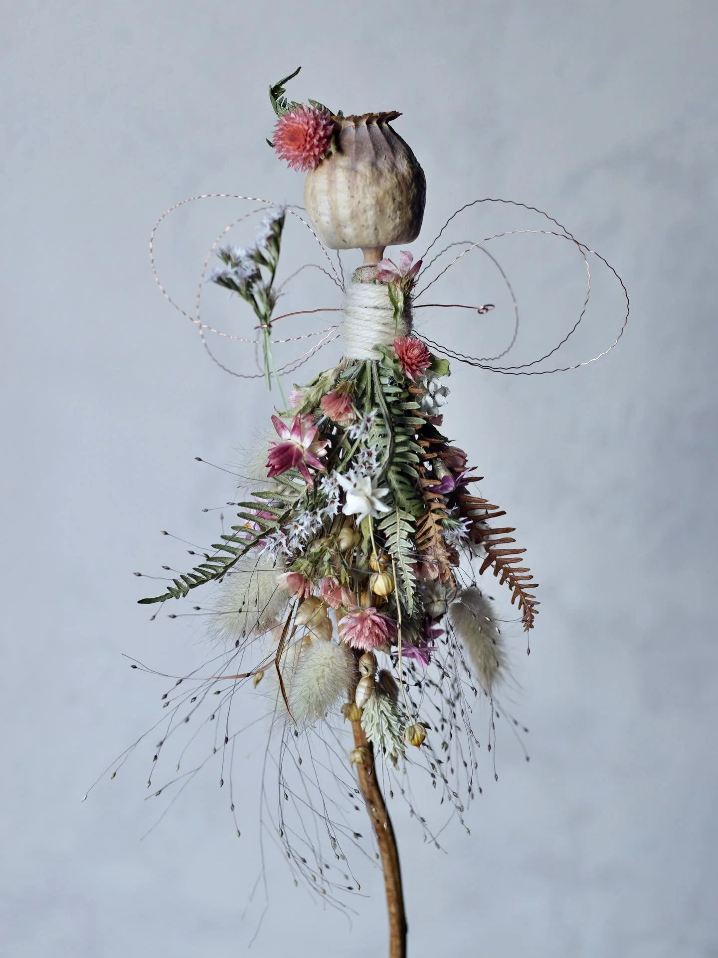 Pretty pinks &amp; soft apricots for this flower fairy 🌸 plus a tiny pop of gold in her skirt from some tiny flax seed heads 💛

🌸🌸🌸🌸🌸

#flowerfairies #driedflowerfairy #driedflowerart #poppypodart