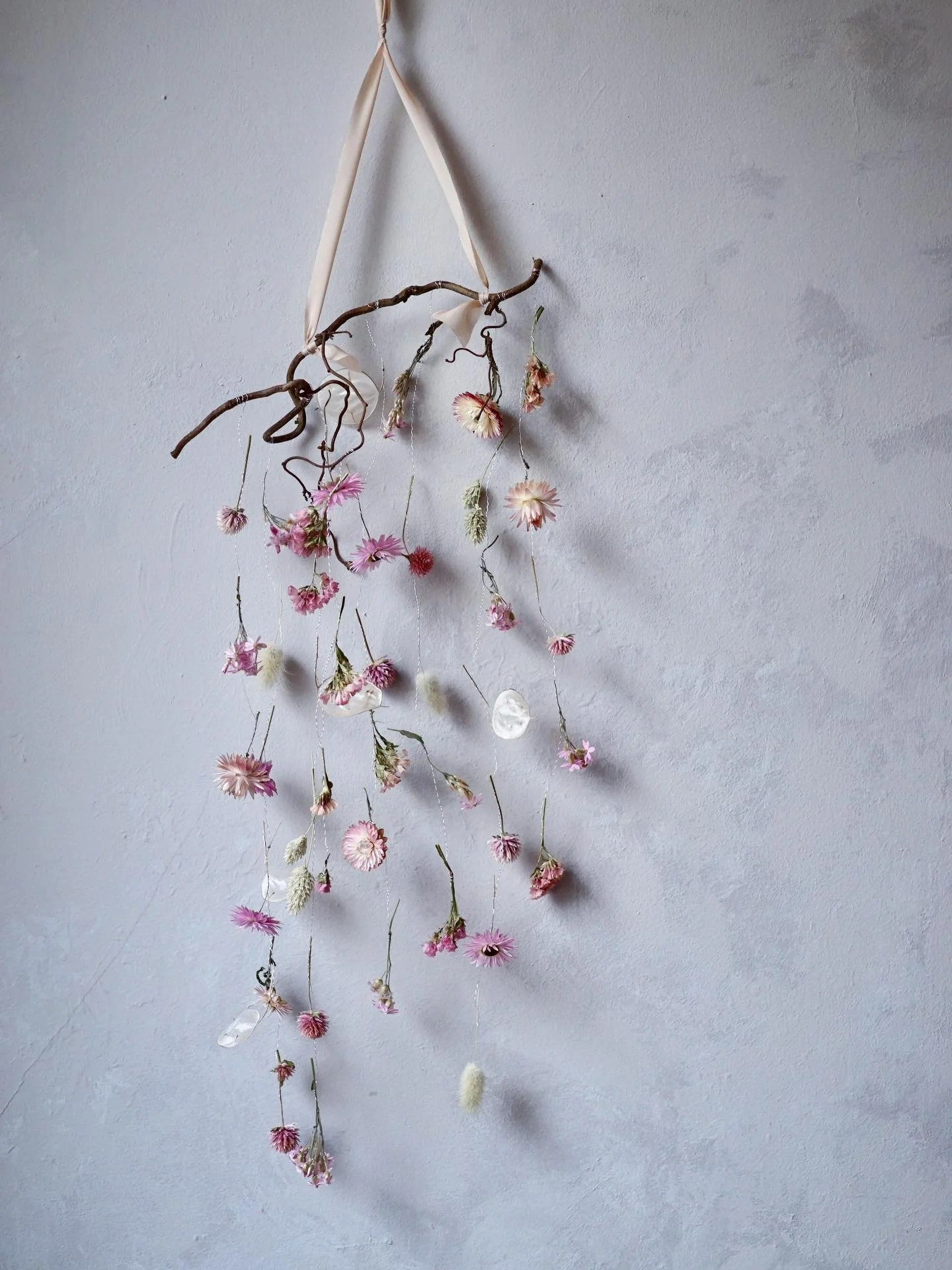 A pink mobile with grasses &amp; honesty, created for Julia 💕 

Made with another gorgeous ribbon from @thenaturaldyeworks 🧡

✨✨✨✨✨

#driedflowermobile #driedflowerart #hangingflowers #pinkdriedflowers #driedflowerdesign