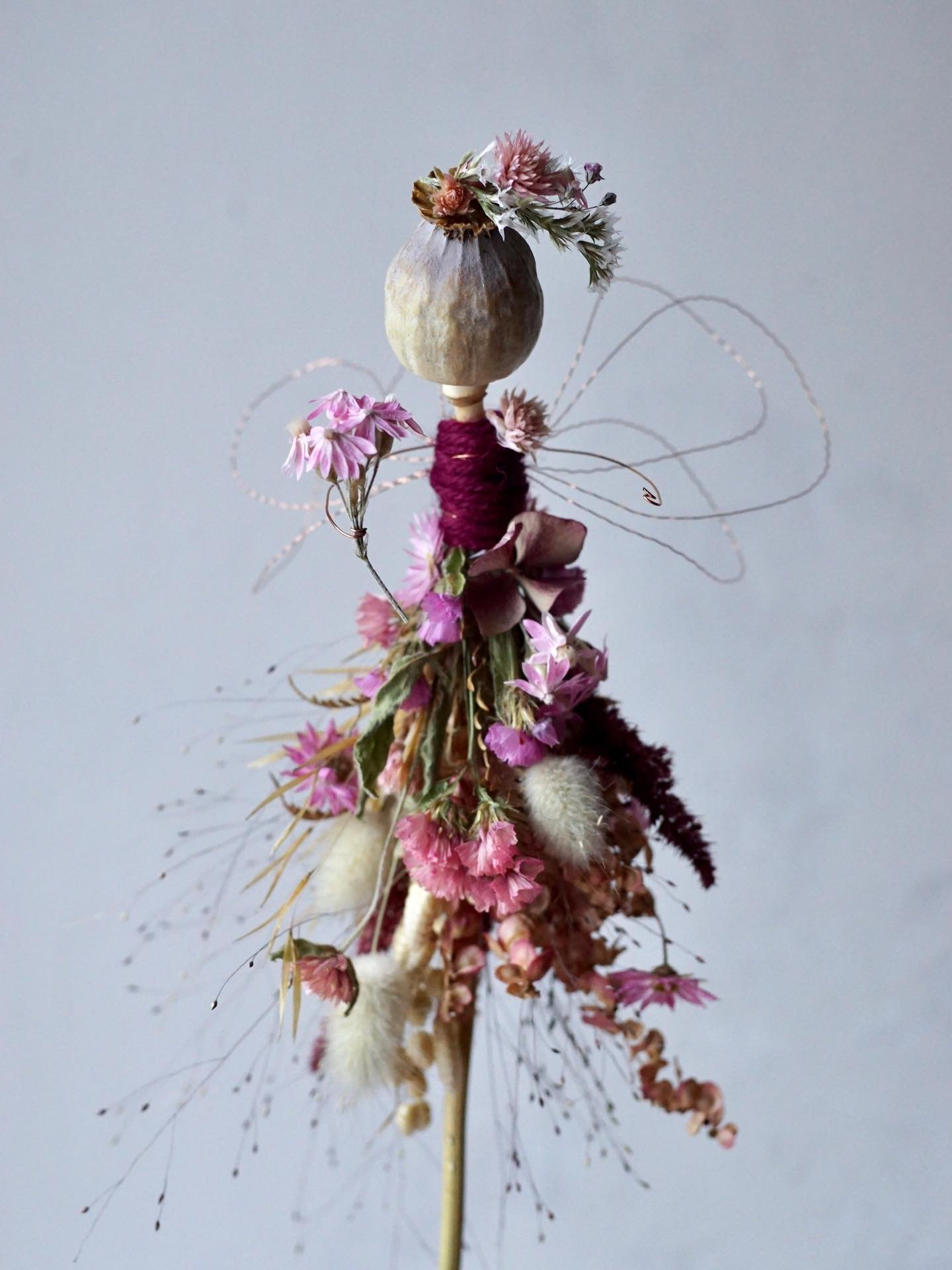 A pink flower fairy, adorned with a delicate statice flower crown 💕
Wishing you a lovely week ahead 🌸

🌸🌸🌸🌸🌸

#flowerfairy #driedflowerfairy #driedflowerart #driedflowermagic