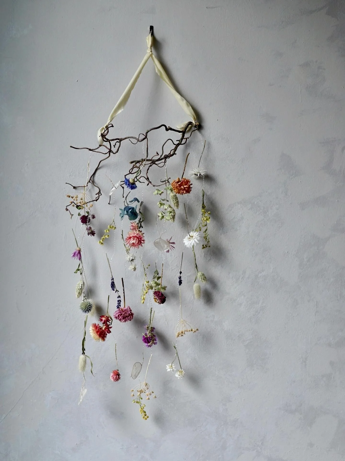 The special request for this mobile was to include herbs 🌿

I didn&rsquo;t dry too many herbs last year (despite oregano growing everywhere in the garden), but I was able to use lavender and some pretty dried oregano &lsquo;Kent&rsquo;s beauty&rsquo