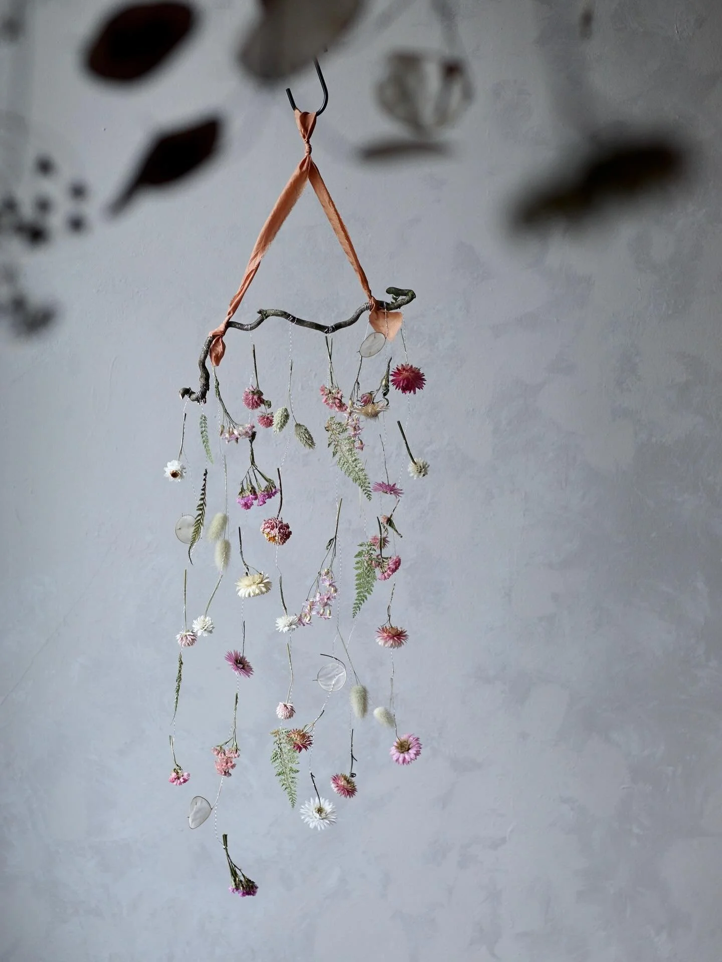 A flower mobile of pink &amp; white flowers and delicate green fern fronds, made for Harriet 🌸

I loved making this&hellip; I hope you love it too!

🩷🩷🩷🩷🩷

#driedflowermobile #flowermobile #driedflowerart #hangingflowersdecoration #driedflowers