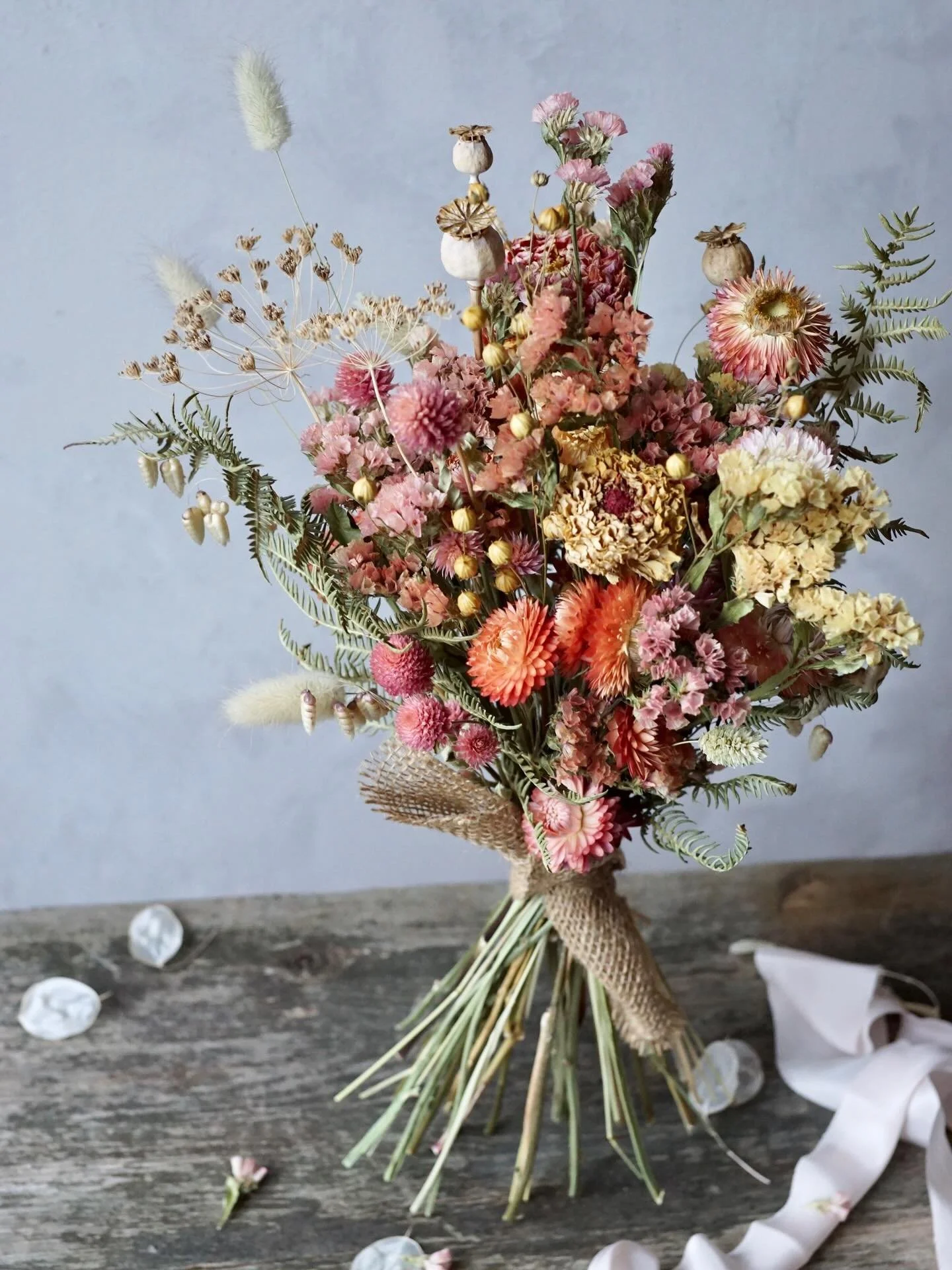 Now I can make more apricot coloured bouquets&hellip; thank you @ravenshillflowerfarm for the beautiful statice 🧡 This one was sent off today ☺️

🌸🌸🌸🌸🌸

#driedflowerbouquets #britishdriedflowers #apricotdriedflowers #peachcolours #driedflowerde