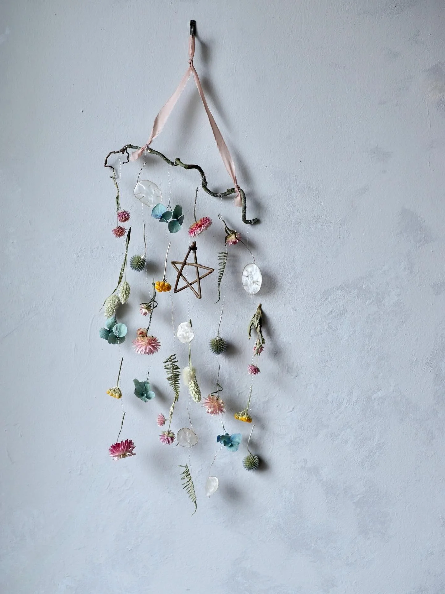 This mobile was sent out earlier this week, with a special request to include a willow star ✨

Thank you Emma! Your mobile was a pleasure to make 🩷

✨✨✨✨✨

#driedflowermobile #driedflowerhangingdecor #driedflowerart #driedflowerwallhanging #flowerch