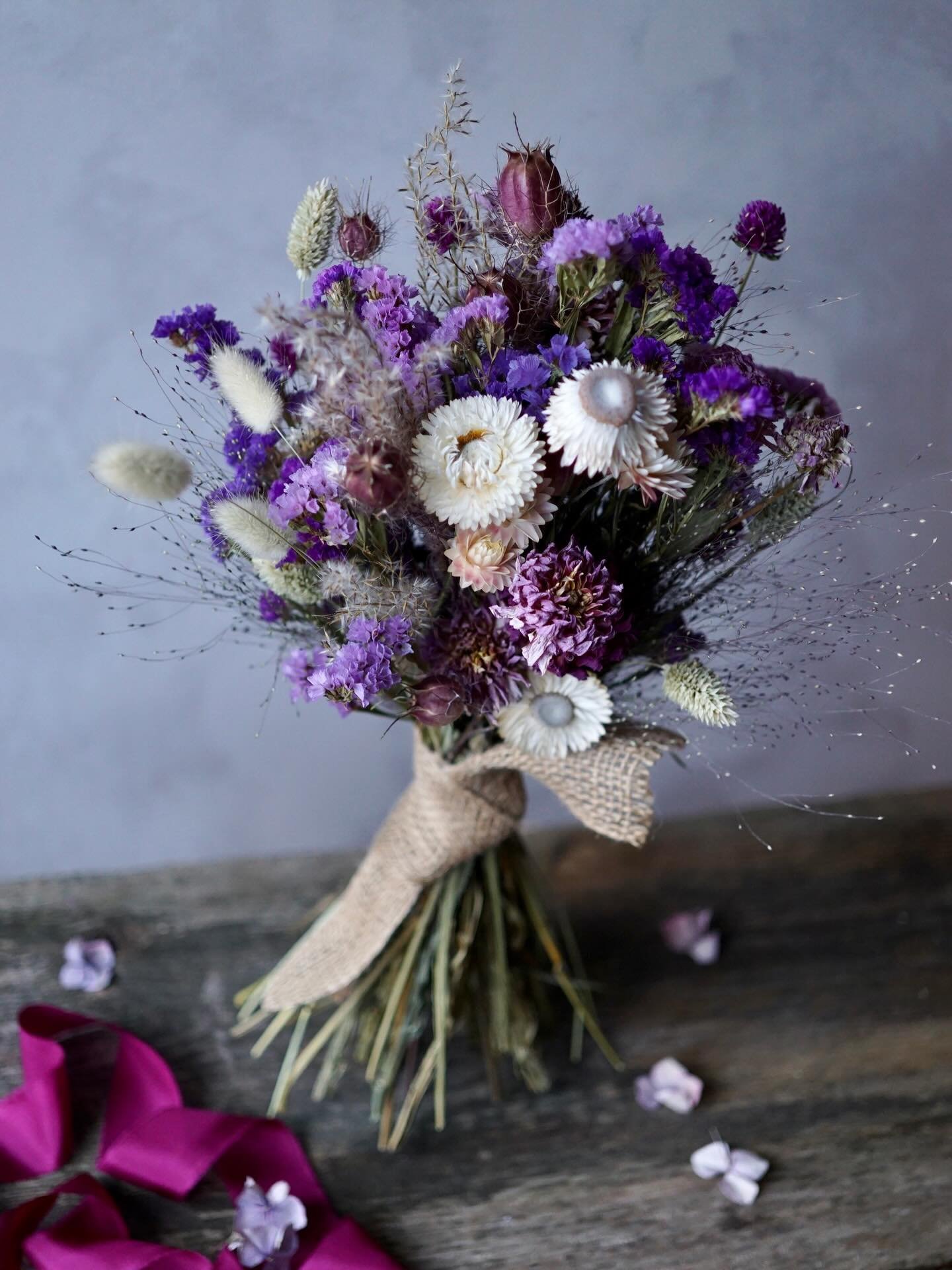 Isn&rsquo;t it amazing how many shades of purple you can find in dried flowers? I hope this plum coloured bouquet brightens the day of its recipient 💜

🌸🌸🌸🌸🌸

#purpleflowers💜 #purpledriedflowers #purplebouquet #driedflowerbouquets #britishdrie