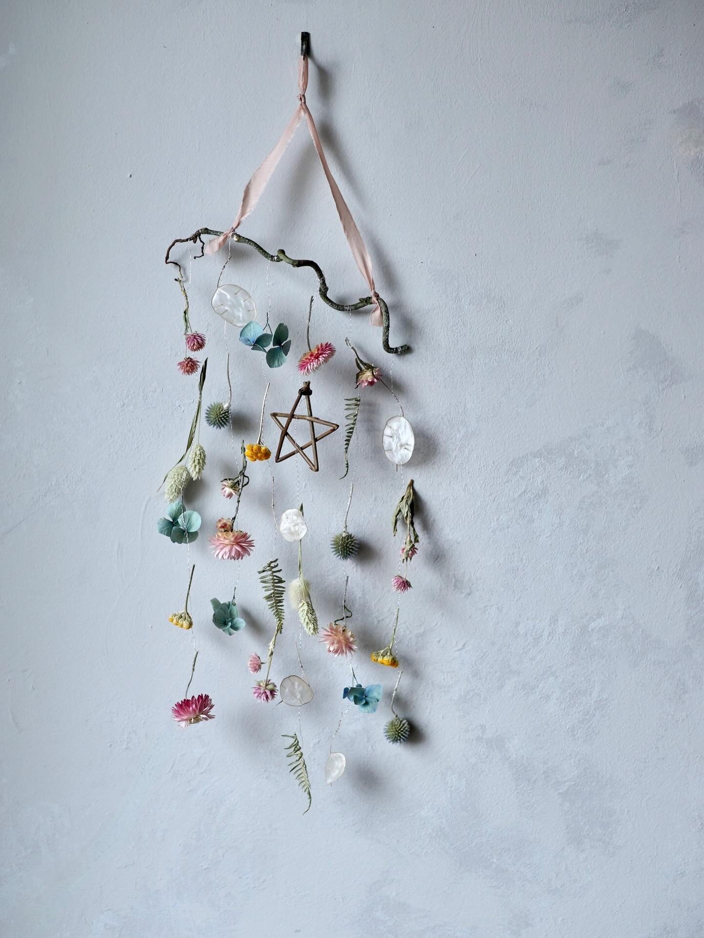 This mobile was sent out earlier this week, with a special request to include a willow star ✨

Thank you Emma! Your mobile was a pleasure to make 🩷

✨✨✨✨✨

#driedflowermobile #driedflowerhangingdecor #driedflowerart #driedflowerwallhanging #flowerch