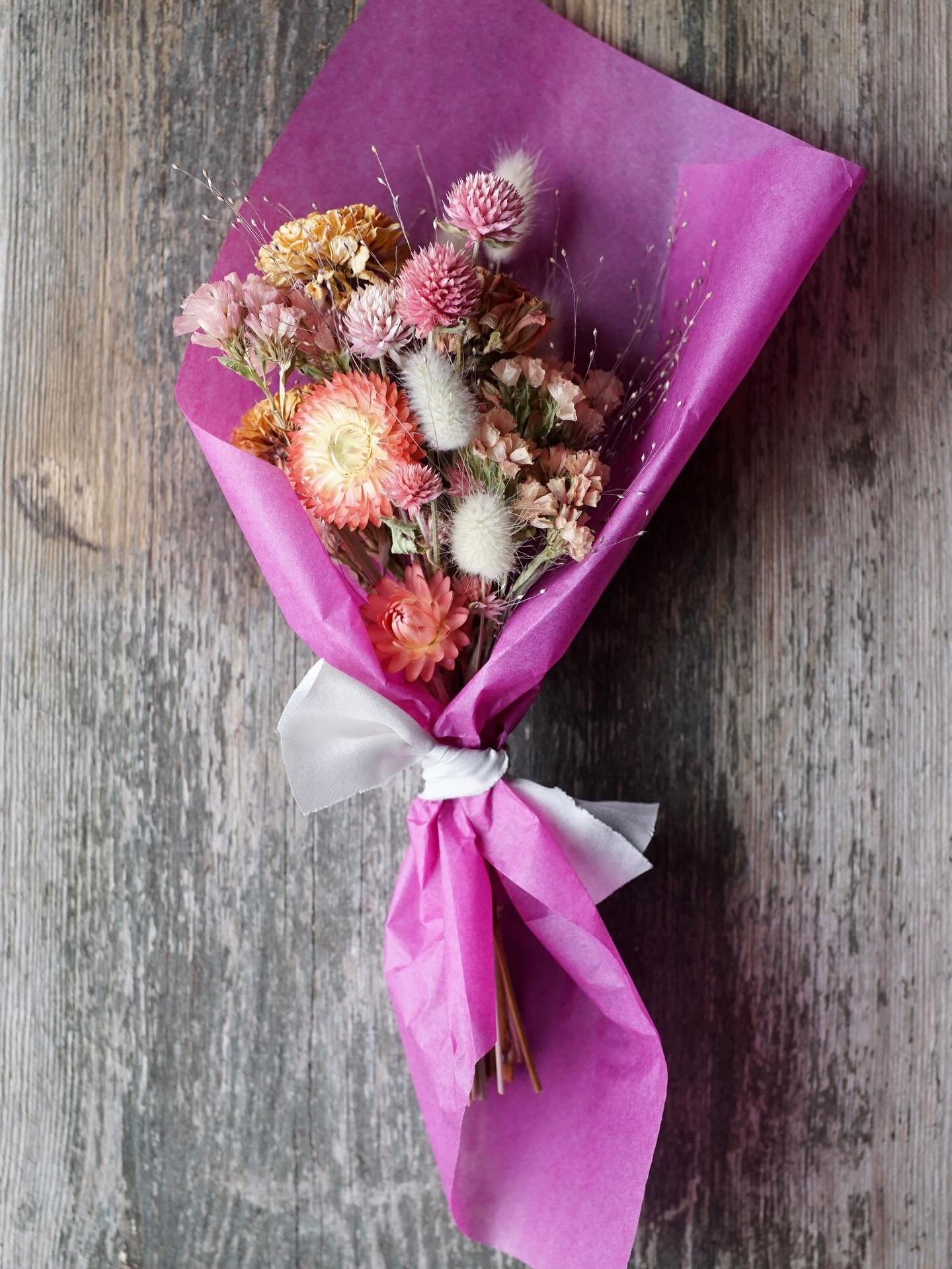 A peachy little posy, made with my favourite zinnias to dry&hellip; Oklahoma salmon 🧡 This year I&rsquo;m planning to grow Oklahoma pink as well and I loved the colour of the Queen lime red I dried so I might make room for a few plants of that too. 