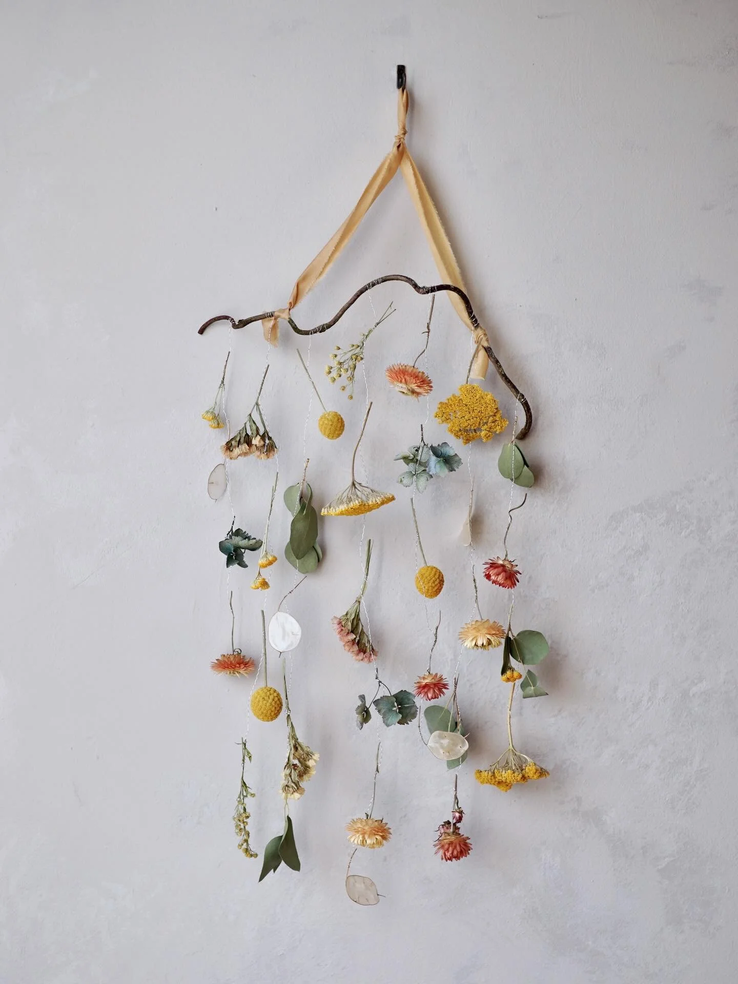 What do you think of this combination of golden autumn and eucalyptus colours? I love it so much I think I&rsquo;m going to have to make one for my own home 💛

🧡🧡🧡🧡🧡

#driedflowerart #driedflowerhangingdecor #britishdriedflowers #yellowdriedflo