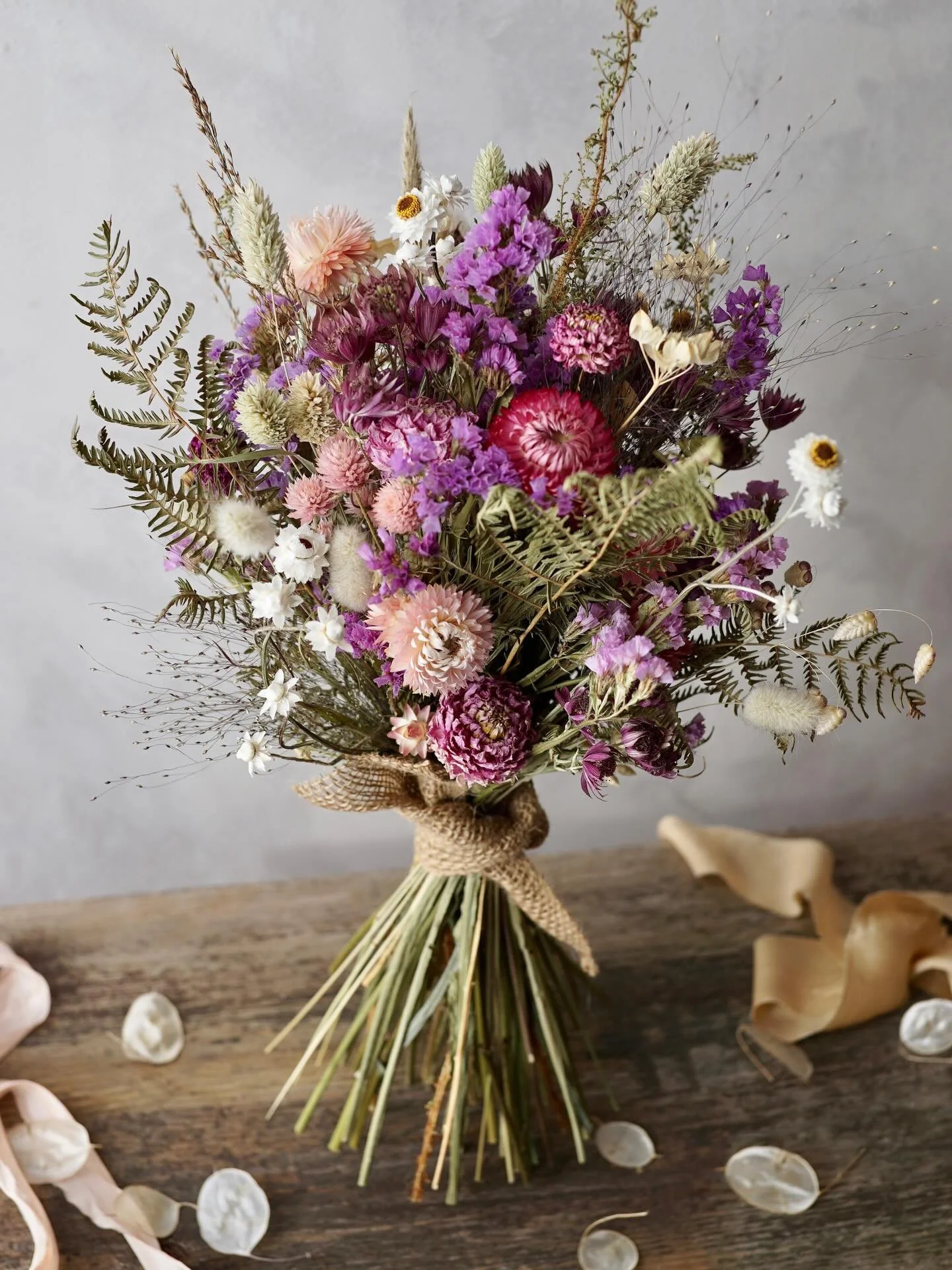 A bouquet with lots of ferns and bracken 🌿 I usually dry ferns between sheets of paper to keep them flat - especially the ones with more tender foliage - but last season I hung some up to dry and decided I liked their crinkled look after all 💚 It&r