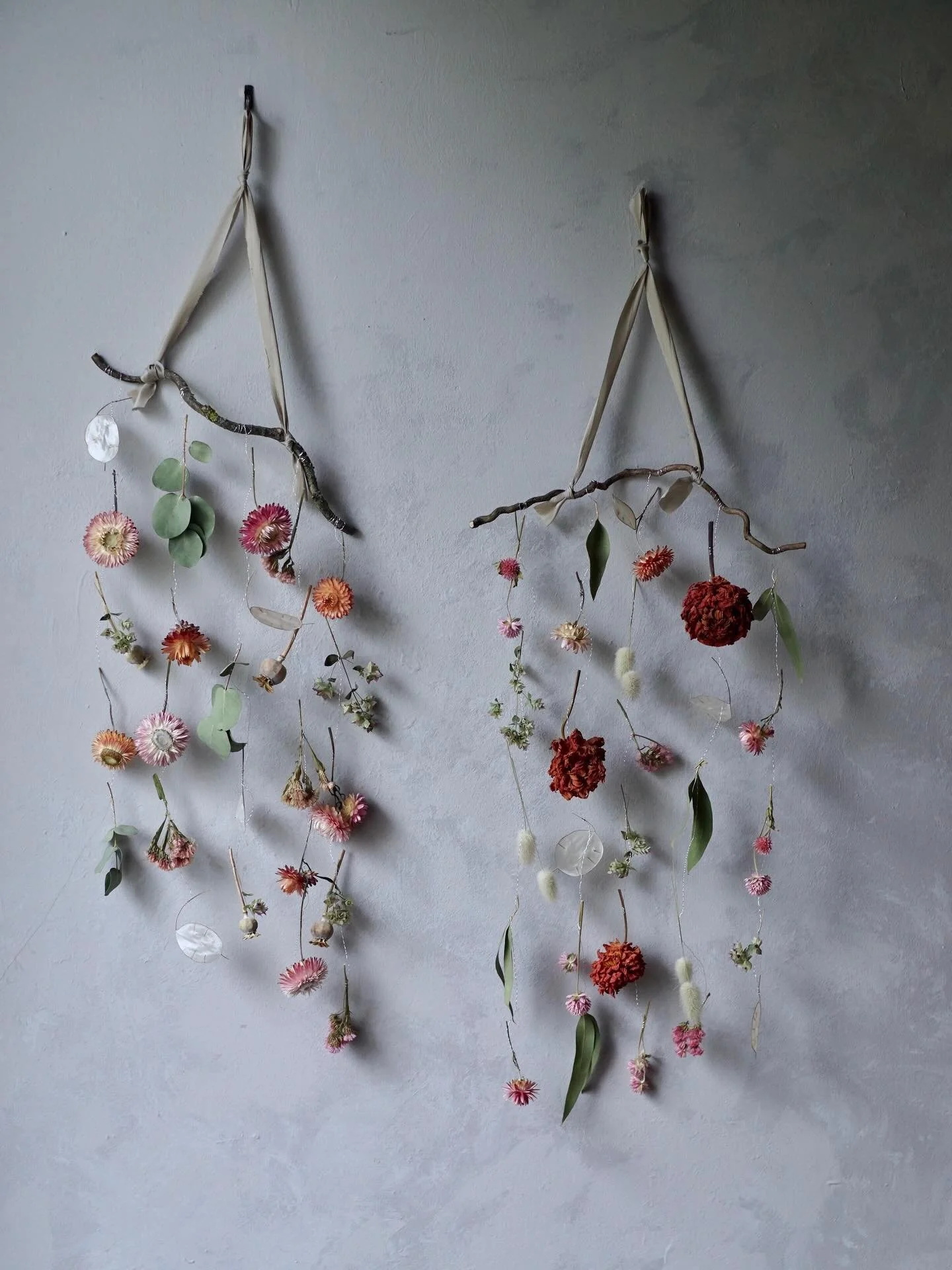 A pair of flower mobiles in a wonderful pink, green and orange theme 🩷 I&rsquo;m so grateful to my lovely customers for always requesting such beautiful colour combinations 🧡

#driedflowermobile #driedflowerart #driedflowerdecor