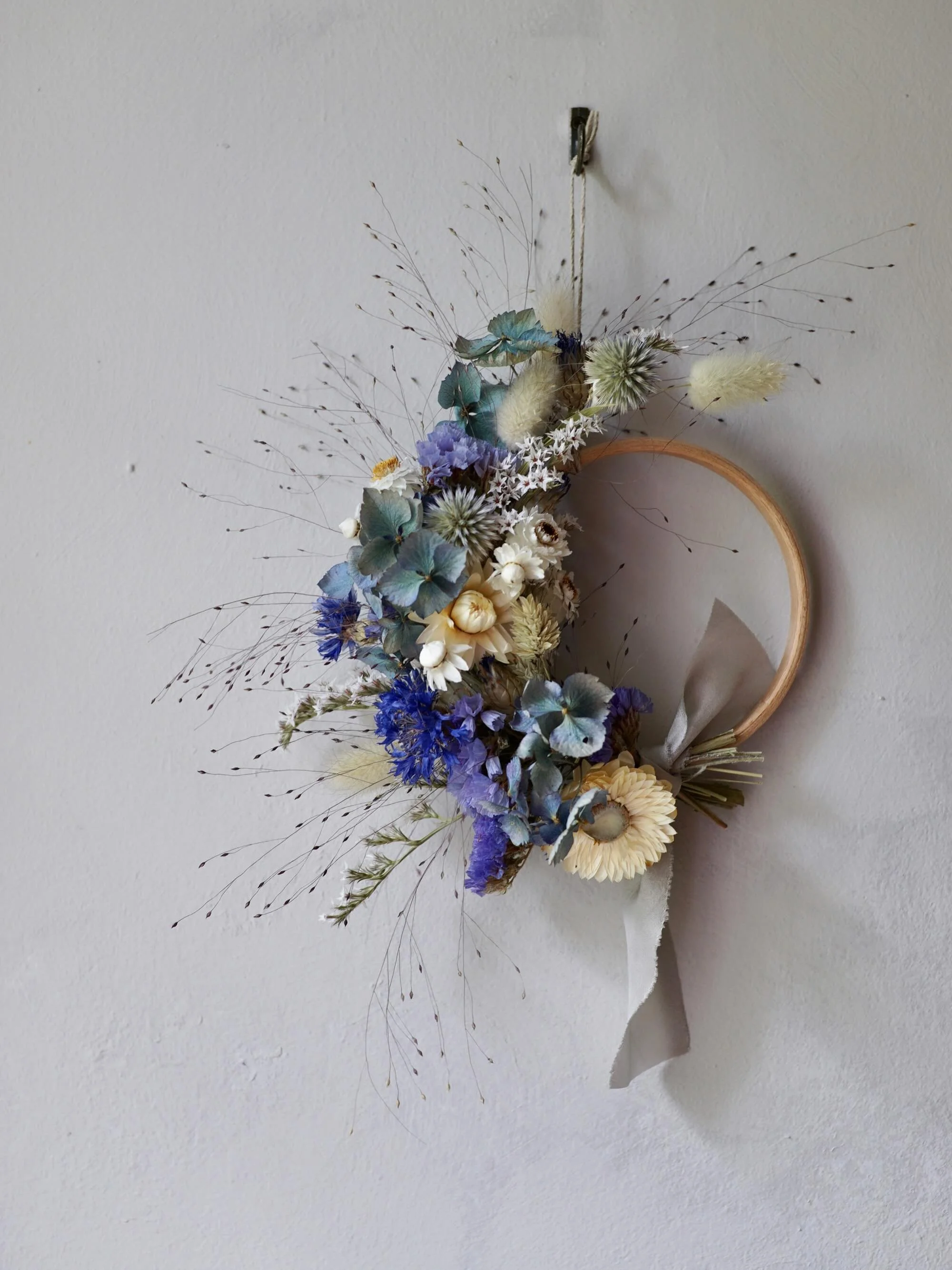 Making the most of short stemmed flowers 💙 I always save the side shoots and trimmed bits because they&rsquo;re perfect for using in mini designs. Even better when I have the chance to tuck in a bit of beautiful blue hydrangea 🩵

#miniflowerwreath 