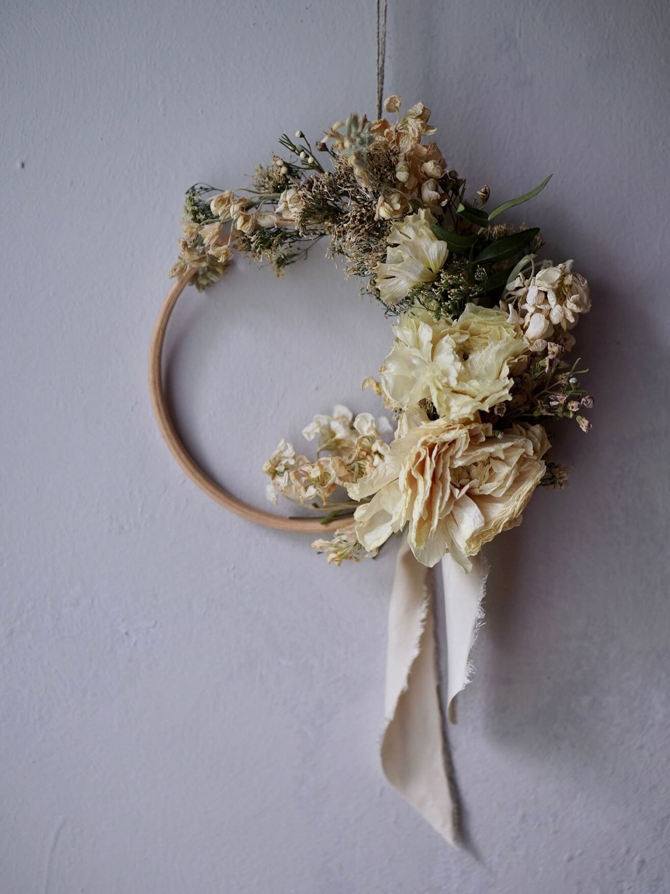 One of three wreaths made for a bride who dried her own wedding flowers - this was one of two mini wreaths 🤍 She did an amazing job drying the spectacular white ranunculus that were the stars of her bouquet ✨Can&rsquo;t wait to share more photos lat