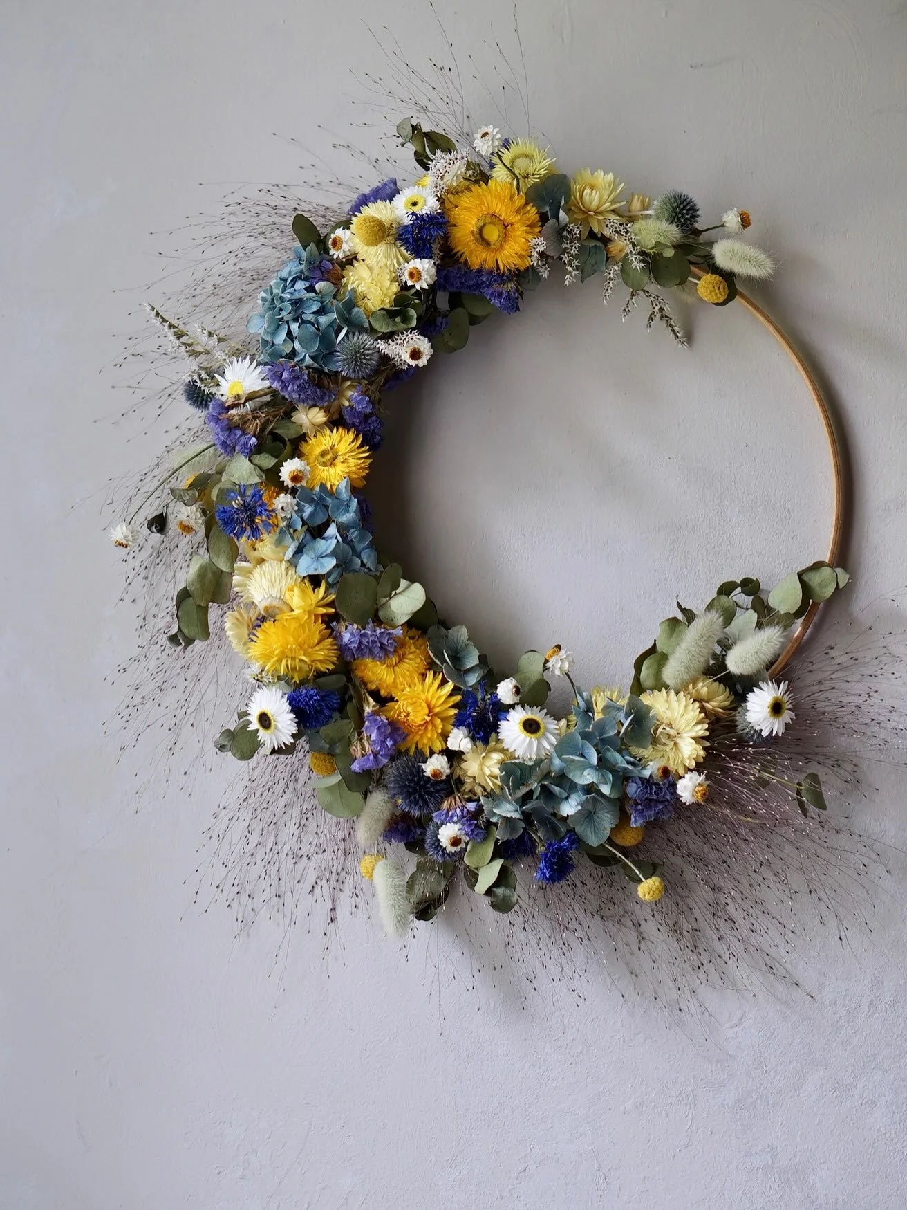 A blue and yellow flower hoop made for Charlotte 💙
Thank you Charlotte for this lovely project - what a pleasure it was to create

And thanks so much to Jules @pauntley_petals for the eucalyptus and Charlie @wild_at_heart_charlie_armour for the gold