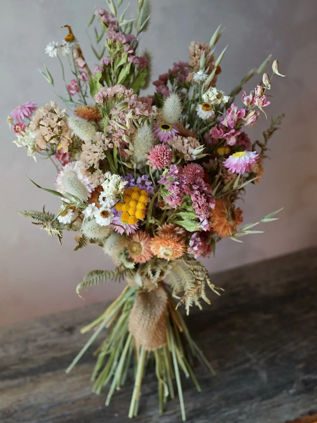 Pinks &amp; peaches&hellip; a favourite colour combo 🩷

The first of this year&rsquo;s pink gomphrena is in this bouquet (the rose coloured, ball shaped flower). I&rsquo;ve only just started drying it in the past few weeks and can&rsquo;t wait to st