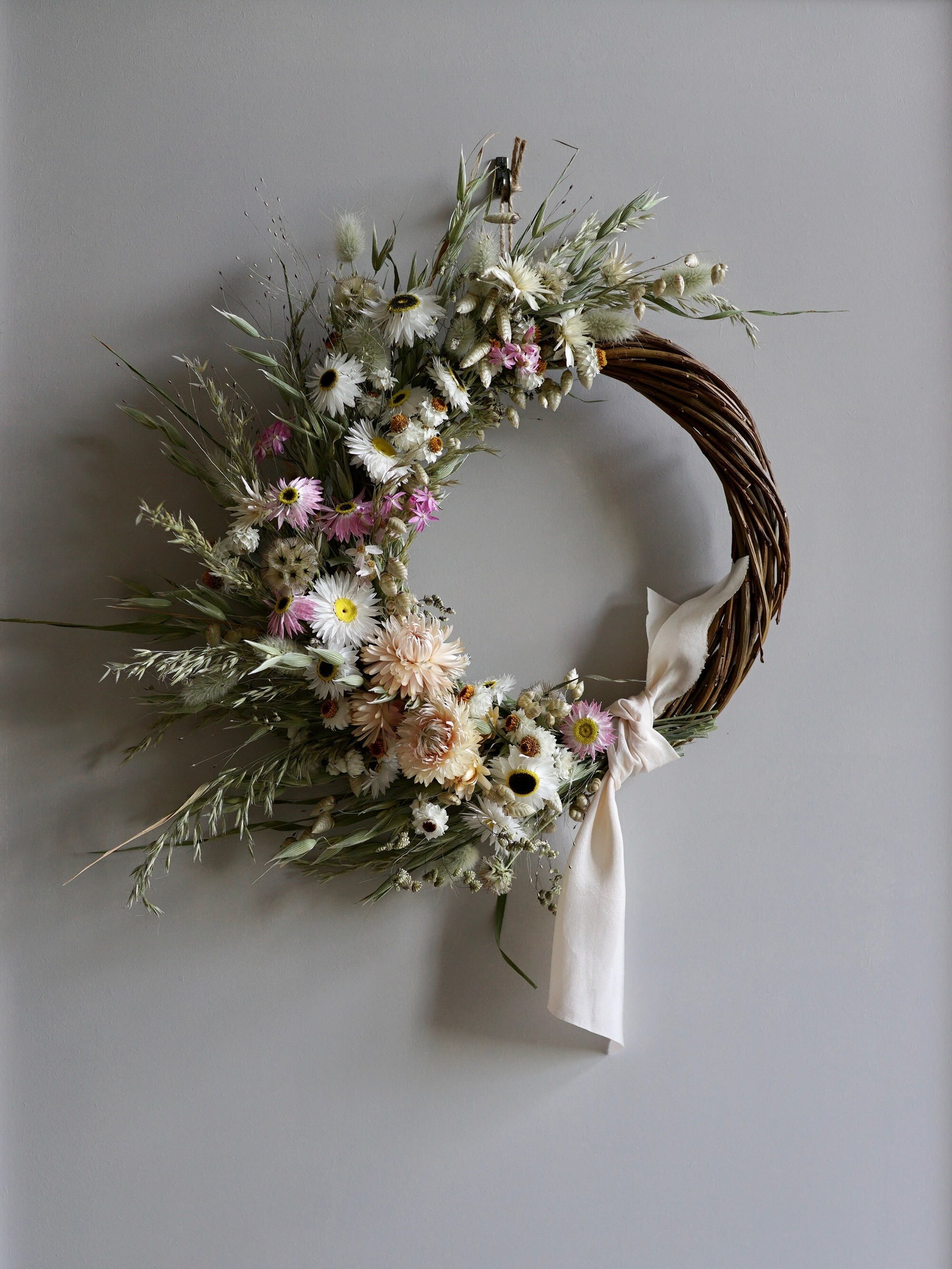 A wild and natural wreath for Bea, with lots of grasses and pretty paper daisies ✨

🌸🌸🌸🌸🌸

#driedflowerwreaths #britishdriedflowers #driedflowerdecor