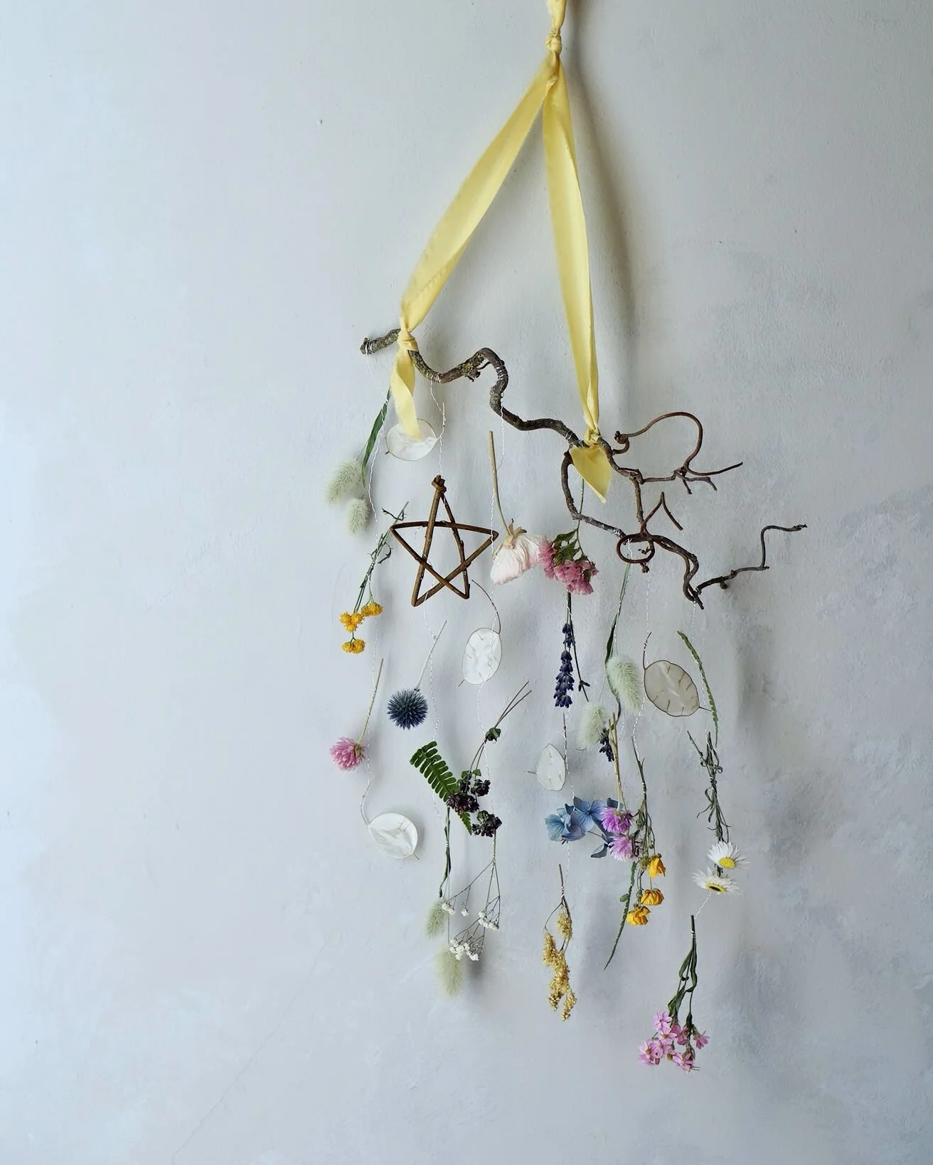 To welcome a new baby 💛

A little collection of dried cottage garden flowers with soft hare&rsquo;s tail, fern fronds and a sprig of baby&rsquo;s breath because I couldn&rsquo;t resist!

✨✨✨✨✨

#driedflowermobile #flowermobile #newbabygifts