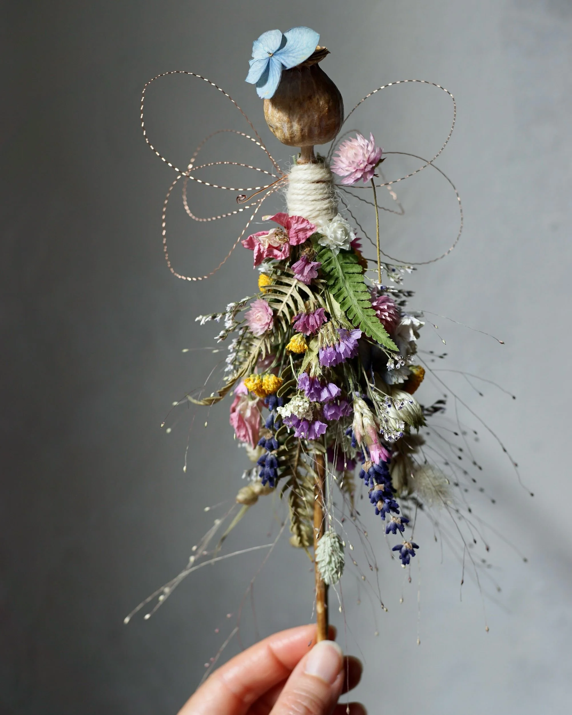 A September fairy dressed in her skirt of summer flowers &amp; hydrangea hat and with a pompom of globe amaranth in hand 💕 

🌸🌸🧚🌸🌸

#flowerfairy #driedflowerfairy #driedflowerart