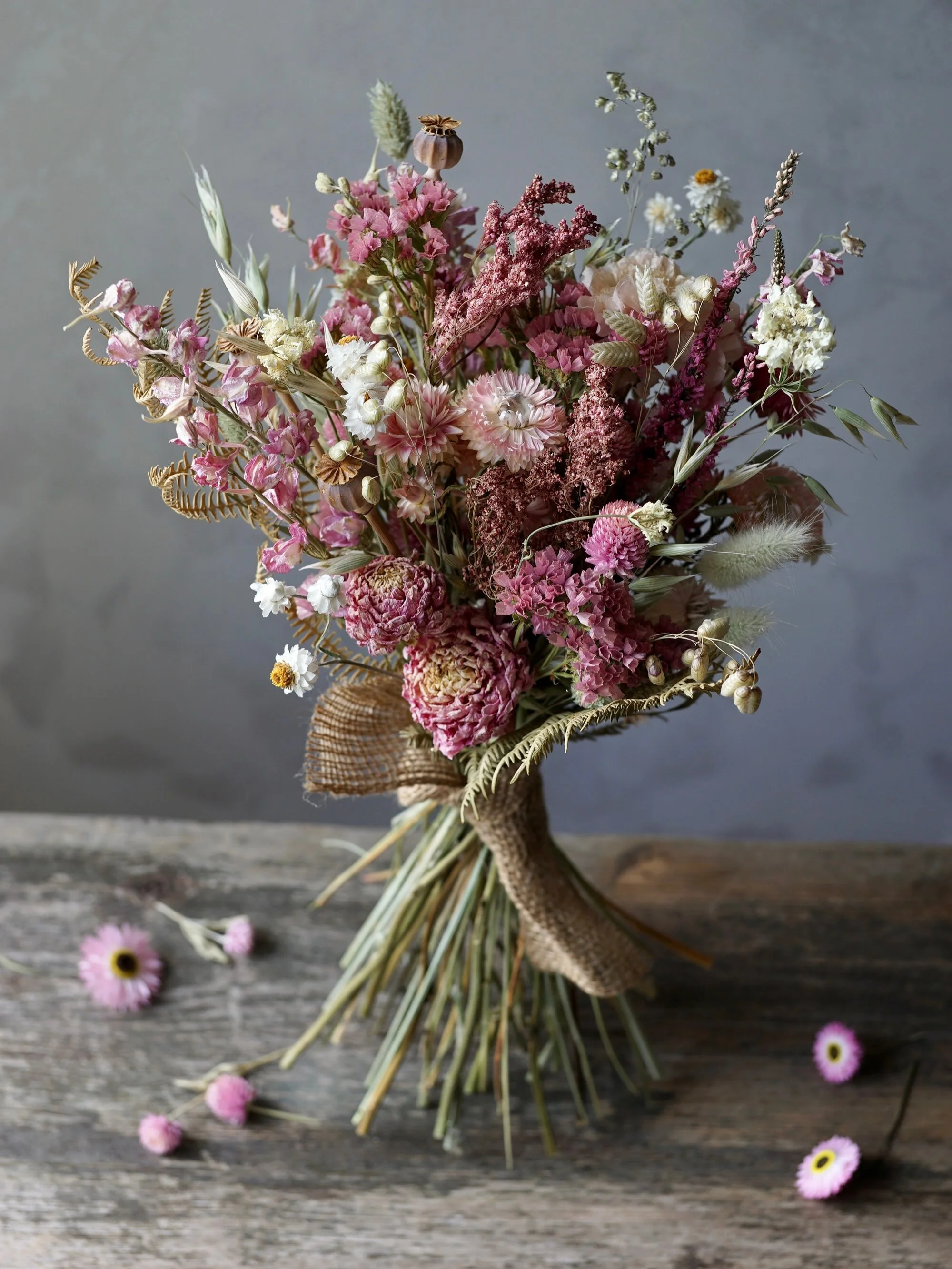 Pink meadowsweet (or Filipendula rubra)💕 it&rsquo;s the rosy cloud-like flower framing the strawflower near the middle of the bouquet. And it&rsquo;s the only stem of it I dried this year - I wanted to see how it looked dried before I harvested more