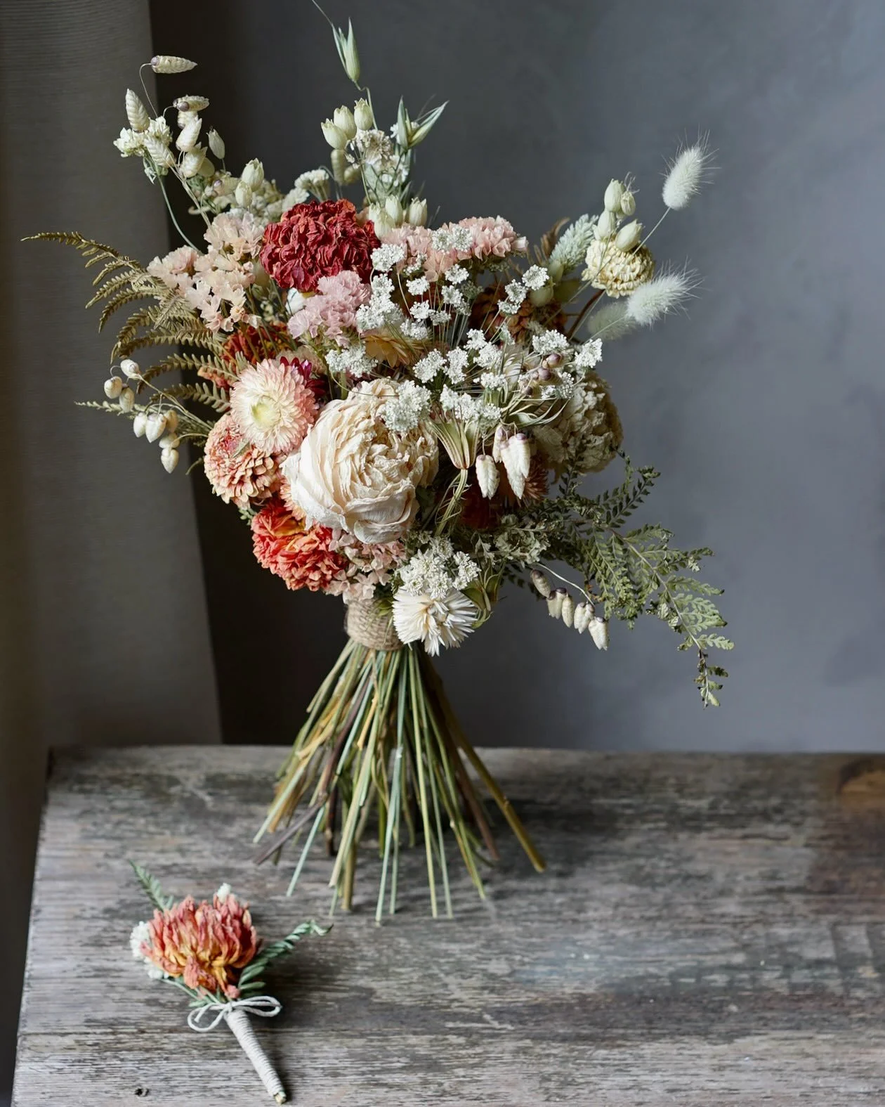 Beautiful end-of-summer colours for Grace&rsquo;s September wedding 🧡
Warmest congratulations to you Grace!

✨✨✨✨✨

#driedweddingflowers #driedbridalbouquet #driedflowerswedding