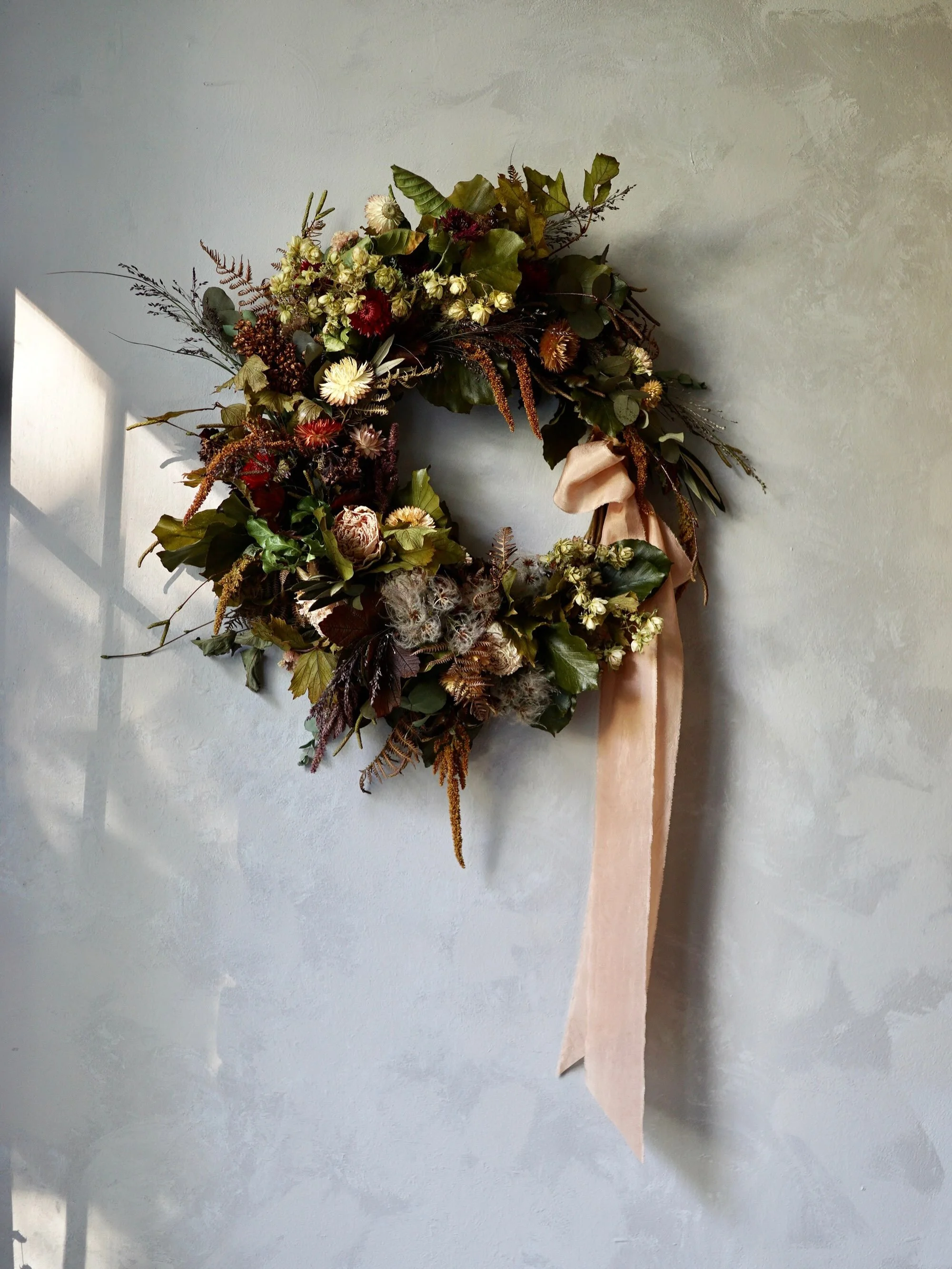 A wreath made to reflect the beautiful autumnal colours and natural style of a bride&rsquo;s gorgeous wedding bouquet 🧡 

This was a really lovely brief as I had the freedom to choose the flowers and foliages without needing to exactly copy the ingr