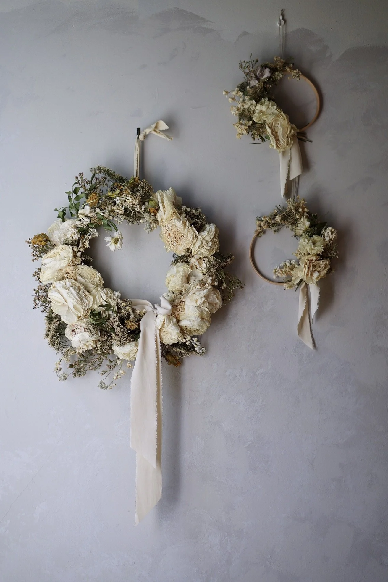 white-dried-flowers-wreath.JPG