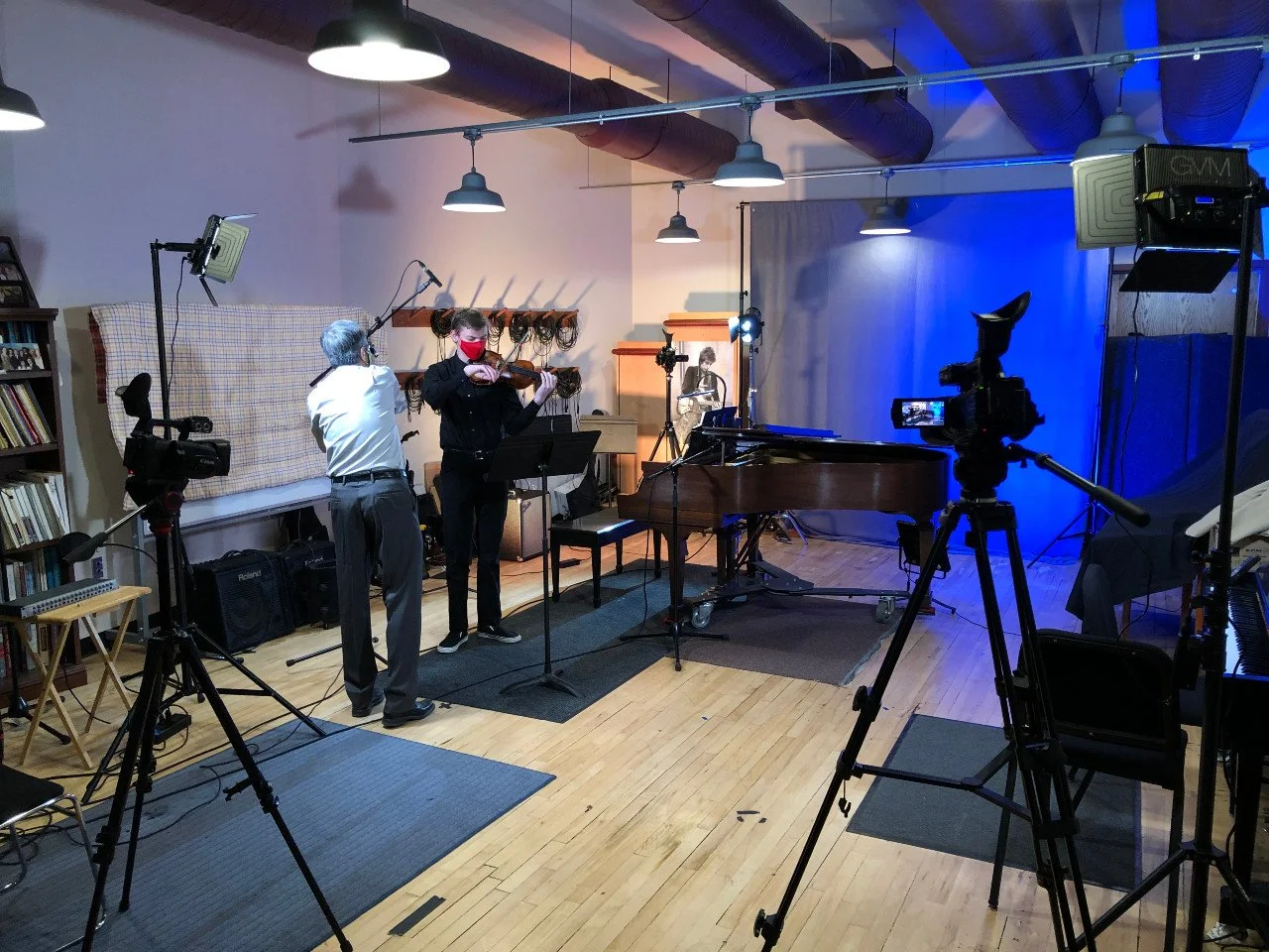  Host Dr. Ian Nie assists a performer on the set of “Music at CELEB” 