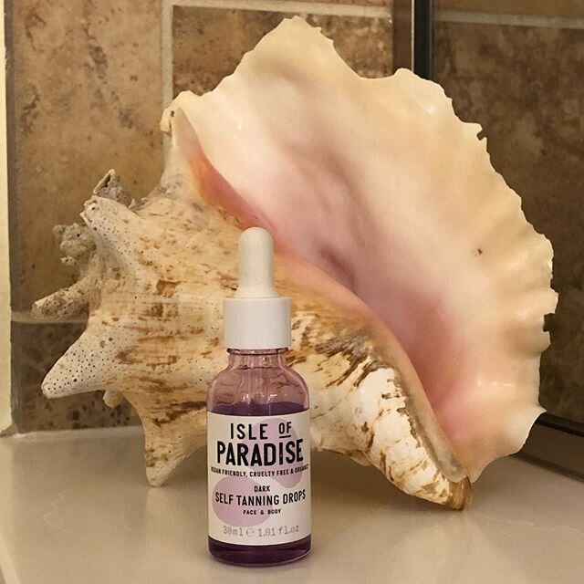 These Isle of Paradise self tanning drops has been my new favorite product lately. I try to stay out of the sun as much as possible and during the winter, I can get very pale. I love self tanning and what I love about this one, is that you just a few
