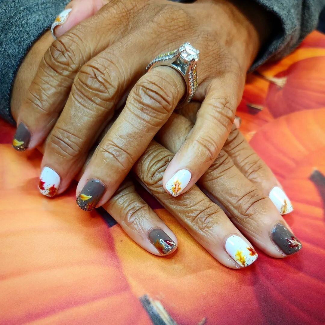 With Thanksgiving around the corner, fall is in full swing!
🍁🍂🎃🧡
Call and make an appointment with our nail artist Elsa today!
301-662-6116