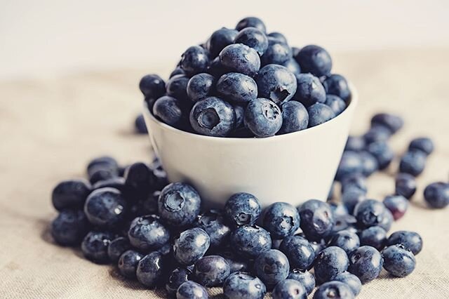 My favourite kind of blue 💙
⠀⠀⠀⠀⠀⠀⠀⠀⠀⠀⠀⠀
👑 Blueberries are king when it comes to antioxidant rich foods! Antioxidants help to protect your body&rsquo;s cells from free radical damage, which can contribute to ageing and disease. The main antioxidant