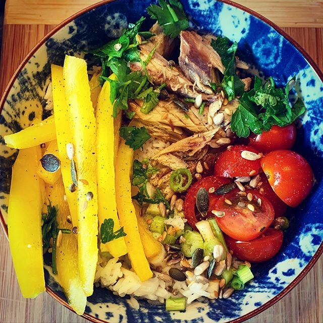 Lunchtime inspiration 💛
Tinned mackerel in olive oil is a staple in our house and is great to have at hand when short on time! Used it to make a really quick salad bowl with rice, roasted seeds, spring onions, cherry tomatoes, parsley and yellow pep