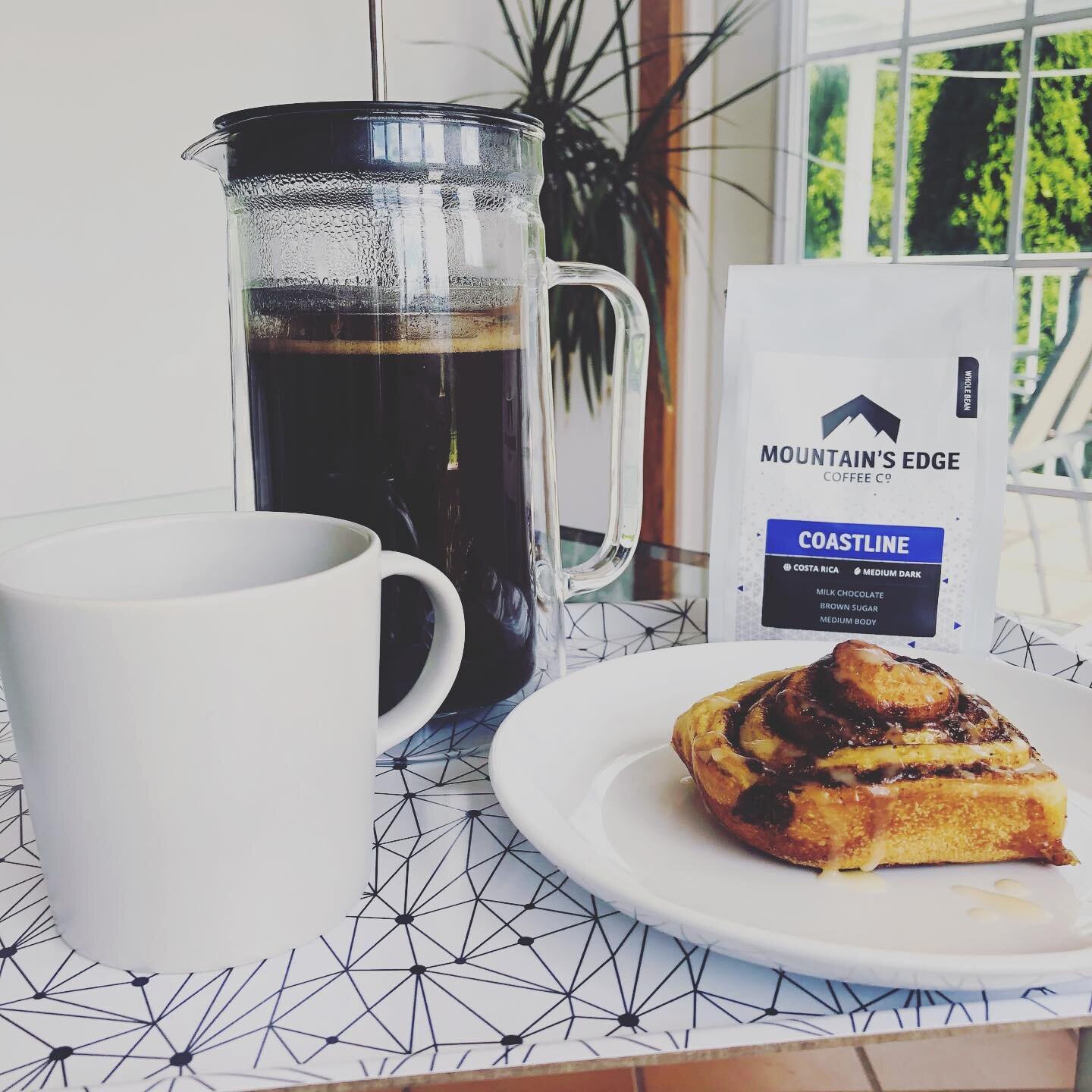 Like Eggs and Bacon,
Peanut Butter and Jam,
Wine and Cheese...

Coastline and Gooey Cinnamon Buns are the perfect Sunday pairing!

Tell us your favourite coffee and food pairing?

#drinkgoodcoffee
#slowsunday 
#specialtycoffee 
#coffeetime