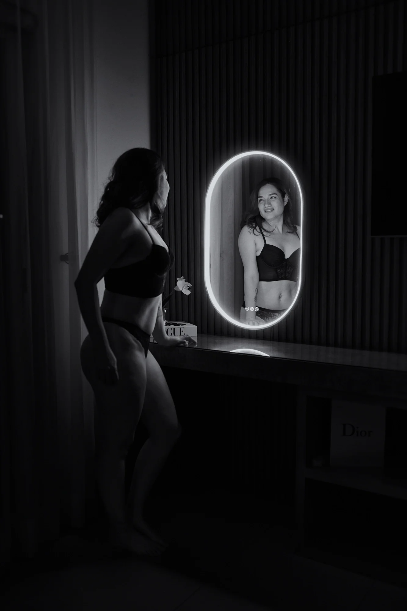 Retrato Boudoir frente a espejo iluminado en blanco y negro