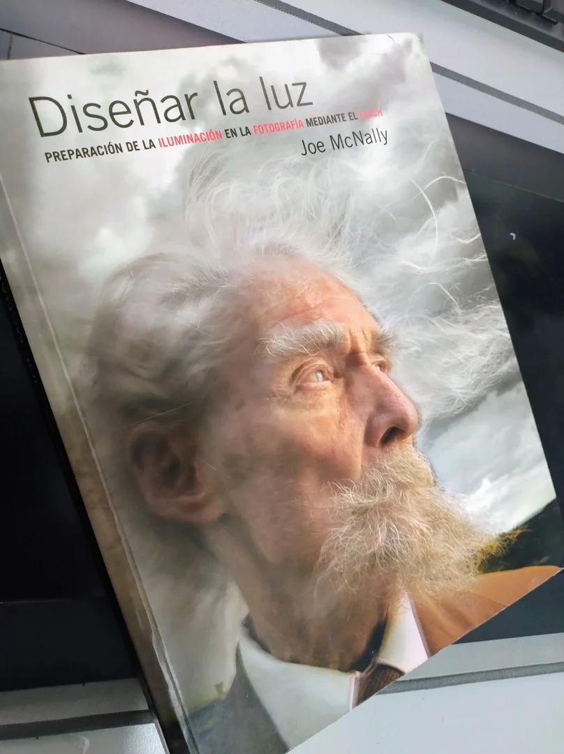 Libro Diseñar la luz de Joe McNally sobre iluminación fotográfica con flash