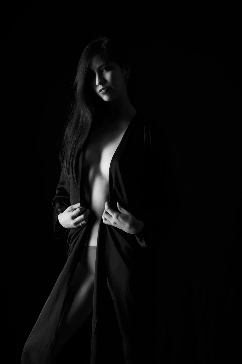 Sesión fotográfica de boudoir artístico en blanco y negro en monterrey