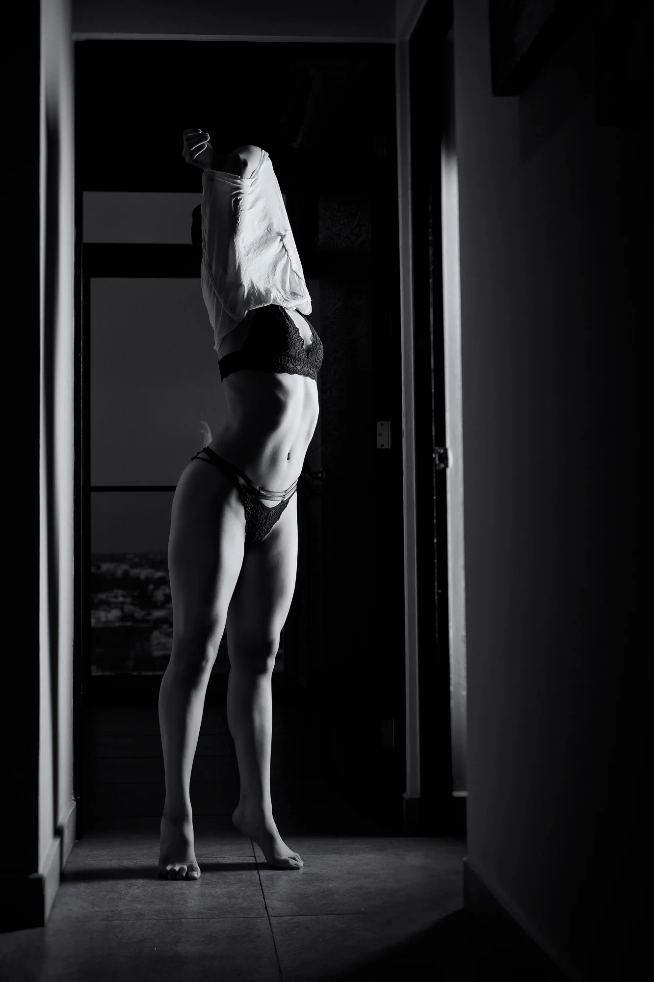 fotografia-boudoir-ventana-claroscuro.webp