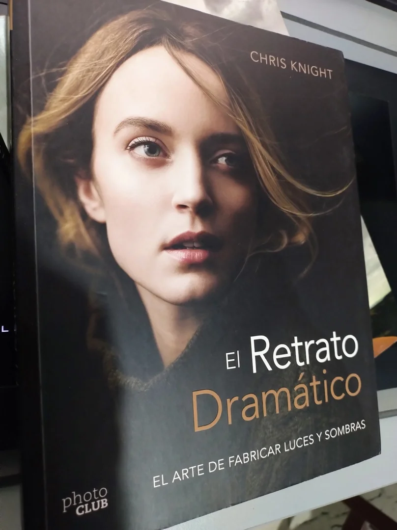 Libro El Retrato Dramático de Chris Knight sobre iluminación en fotografía de retrato