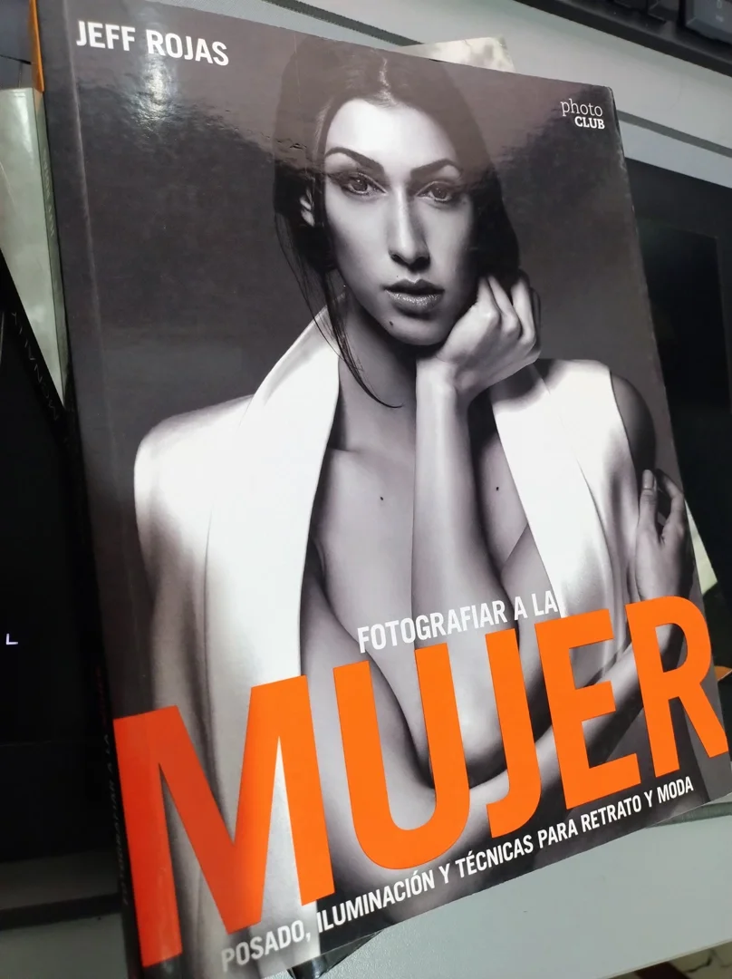 Libro Fotografiar a la Mujer de Jeff Rojas sobre pose, iluminación, retrato y moda