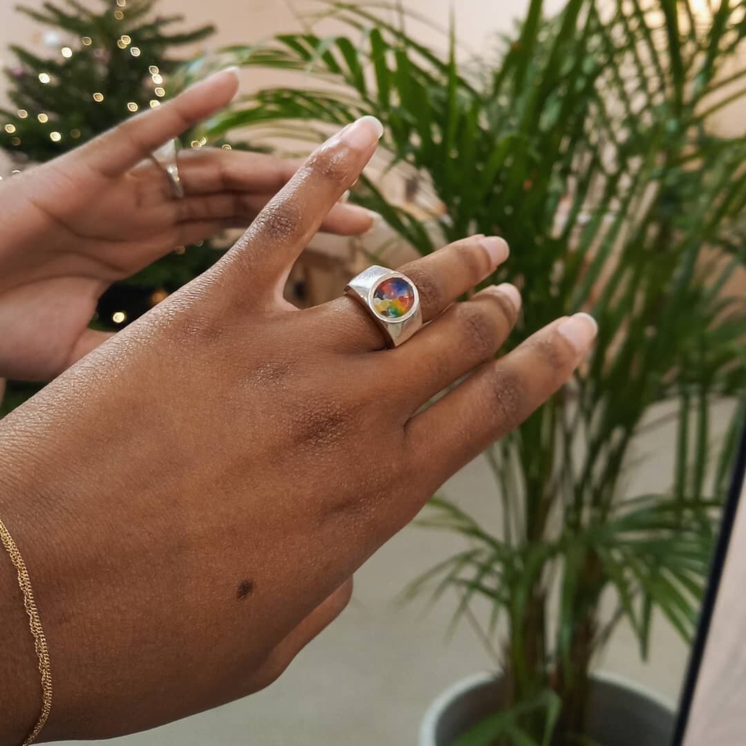 🚨 Last day for Xmas orders! 🚨 make sure to get your Christmas treats today for a calm holiday 🎁
.
💍 Pictured is my Silver Signet customised with an artists pallet seal
.
💌 Not sure what to get? Send me a message for some advice 
.
📸 Modelled by