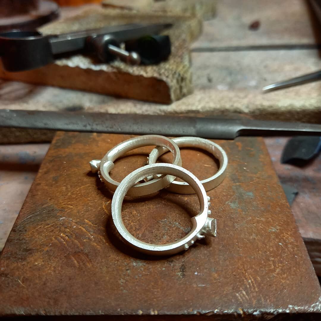 Point rings fresh from casting 🛠

I like mixing old and new techniques when I make, in the pursuit of perfection. For this design, I 3D print each ring the required size, ensuring the points are exactly right for that stress busting feeling 👌
Once 