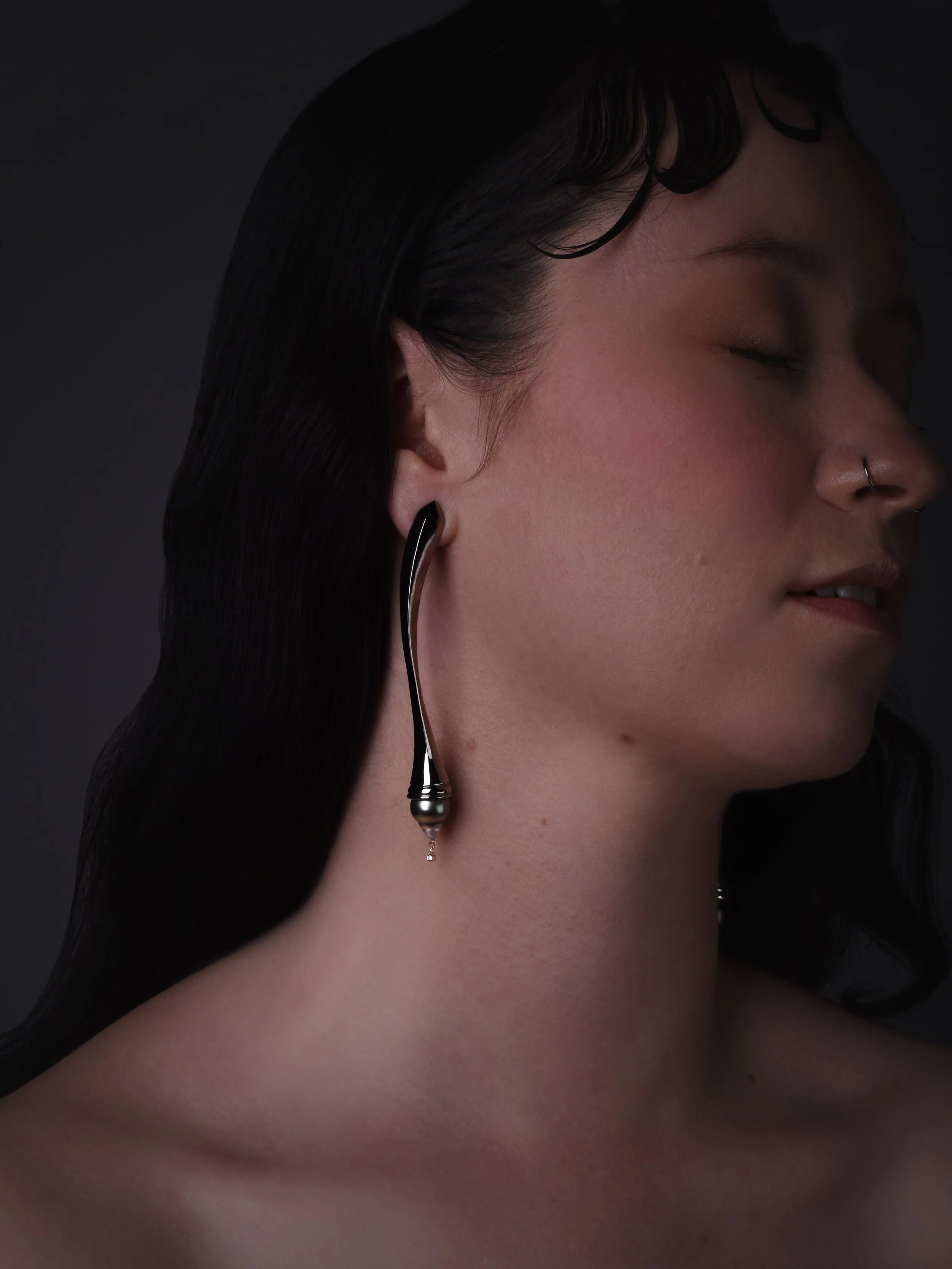 charlotte-garnett-ebb-flow-long-statement-earrings-silver-gunmetal-tahitian-pearl-model-detail.jpg.jpg