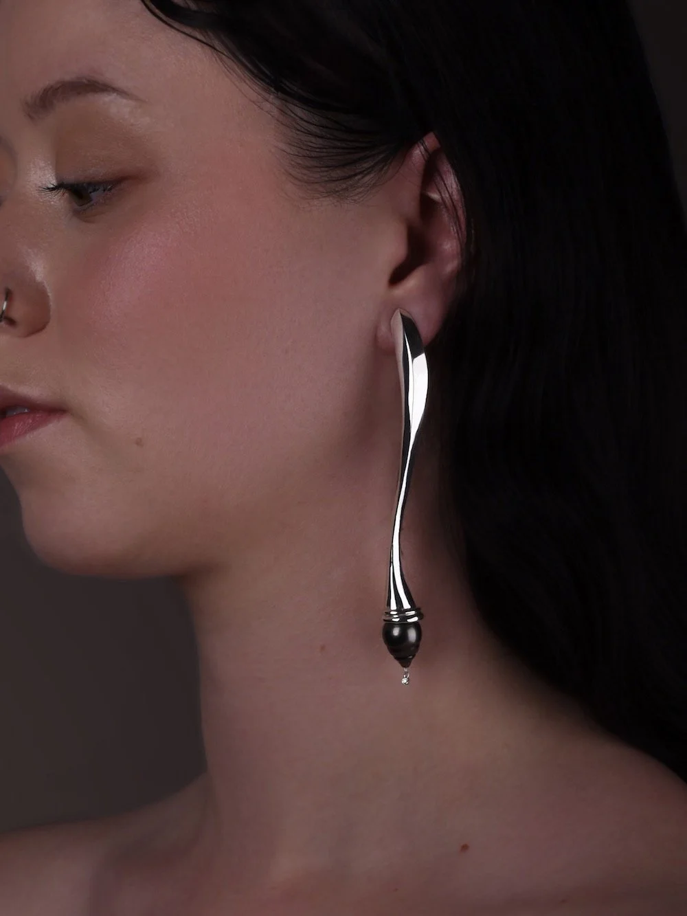 charlotte-garnett-flow-long-statement-earring-silver-dark-pearl-model.jpg