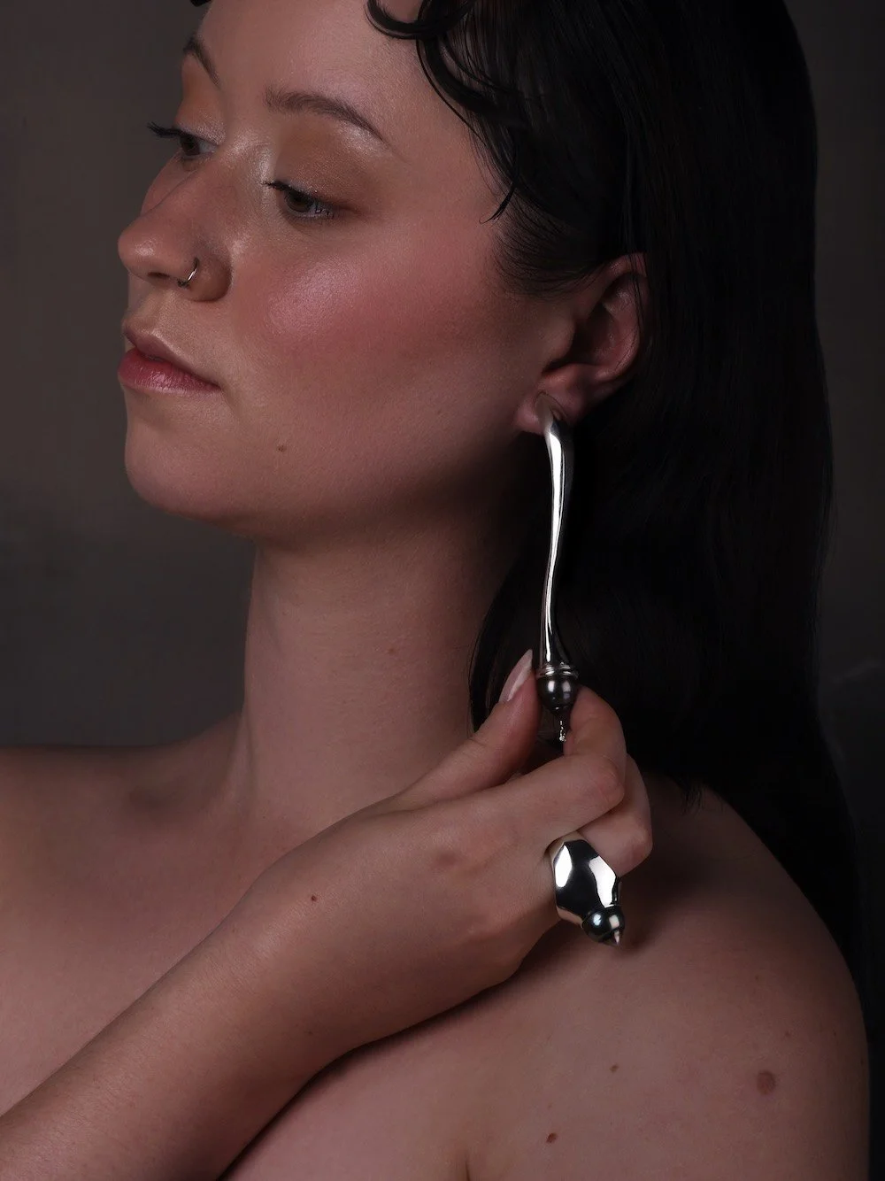 charlotte-garnett-flow-long-statement-earring-silver-dark-pearl-model-spinning.jpg