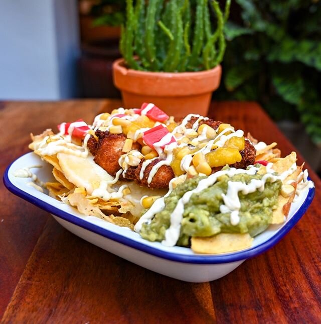 Imagine this.. nachos with guacamole, cheese, mango salsa, pickled raddish AND CRUNCHY CHICKEN! 😍🤤⁠
⁠
This is truly the best of both worlds! ⁠
⁠
Have you tried our loaded nacho special crunchy chicken already?