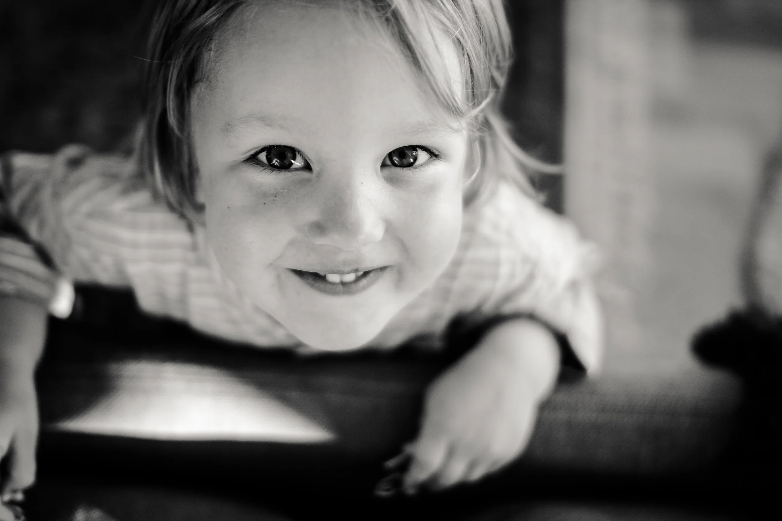 Porträttfoto på Ebbe 2 år