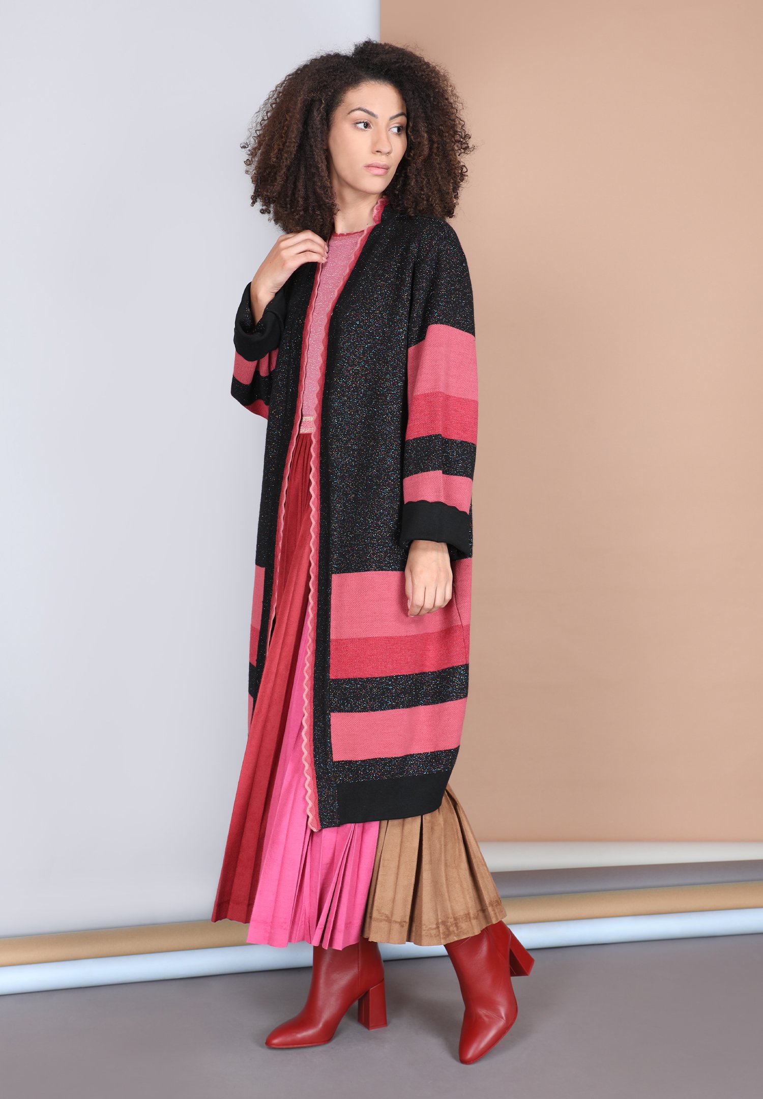  23237 NESRAVA KNITTED COVERUP BLACK GROUP