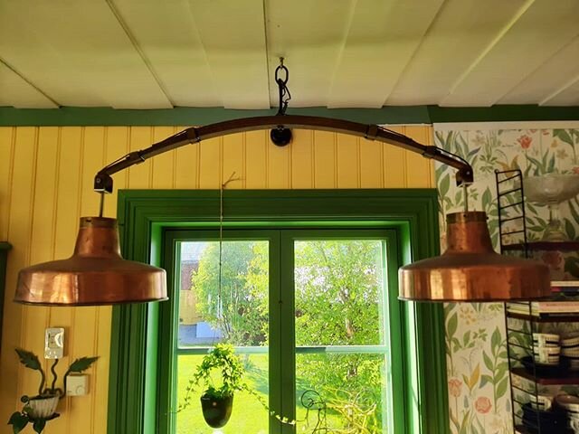 K&ouml;kslampa. Fj&auml;derstock fr&aring;n Plymouth 1946 och kopparsk&auml;rmar fr&aring;n SJ v&auml;ntsal.