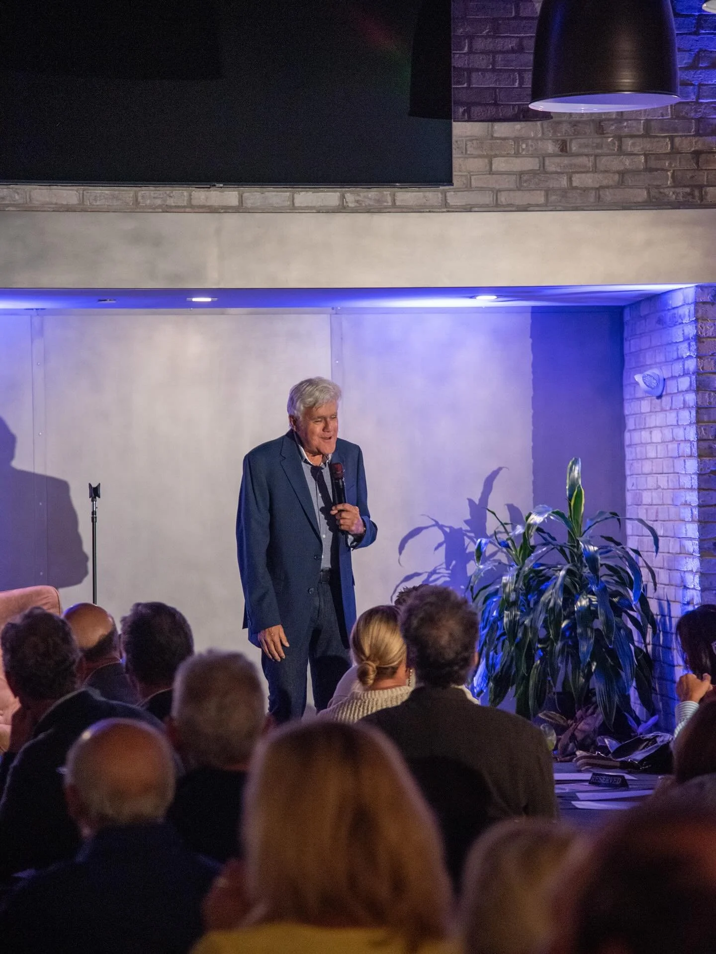 Scenes from last night&rsquo;s @jaylenosgarage standup comedy show @newportcraft 🎤

What a way to kick off Motor Week! 🤩 Enjoy the best entertainement, food, scenery and (most importantly) CARS this week at the Audrain Newport Concours &amp; Motor 