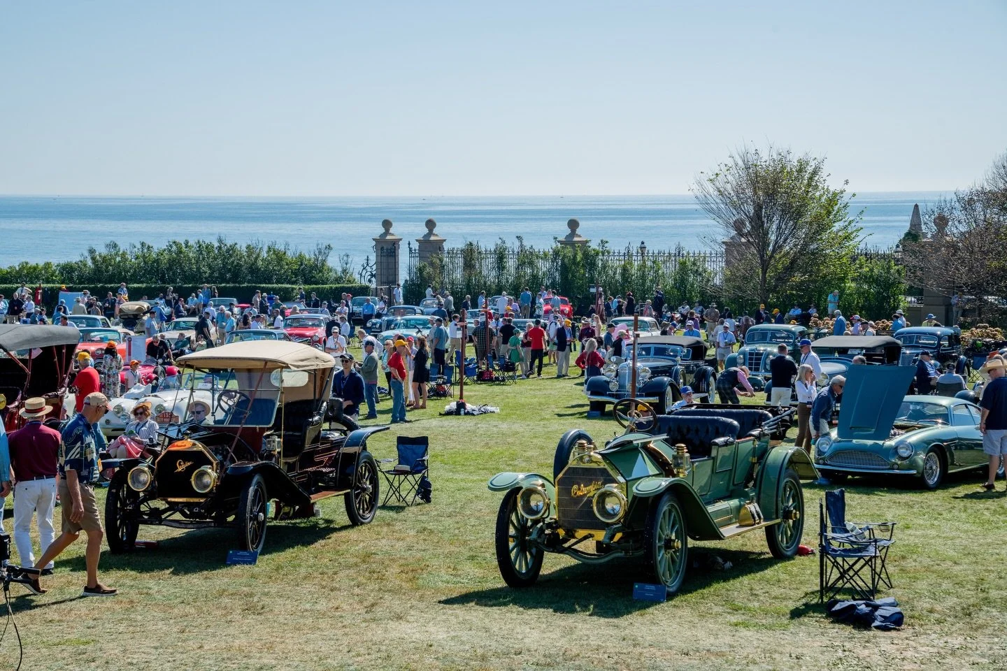 Breathtaking cars, stunning views &amp; countless automotive stories from fascinating people ✨ A few of the many things that make the Audrain Newport Concours &amp; Motor Week an unforgettable experience 
&bull;
&bull;
#ACMW #audrainconcours #cars #n