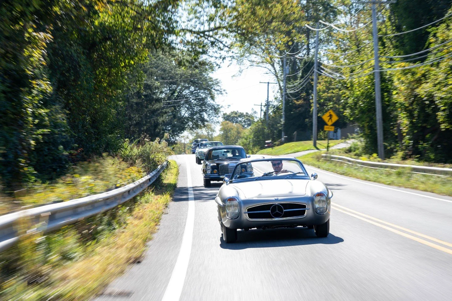 Scenes from the Tour d'Elegance 📸 

The Tour d&rsquo;Elegance is the scenic drive for all cars that are participating in the Audrain Newport Concours d&rsquo;Elegance and is a spectacle not worth missing 🛣️ 

The Tour drives through iconic location
