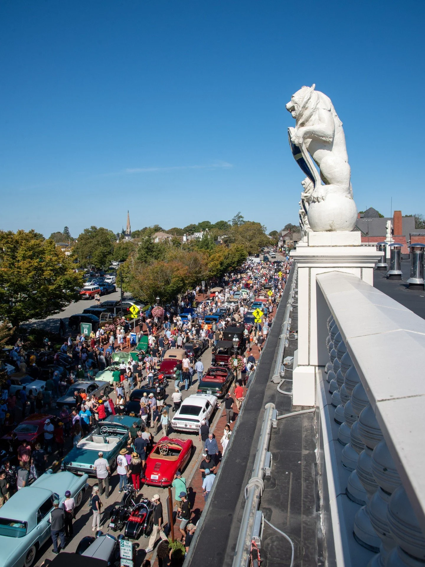 Birds-eye view of stunning automobiles on Bellevue Avenue 🤩🏎️ The tour's conclusion in front of @audrainautomuseum is an incredible sight!
.
.
#bellevuecardisplay #cars #newportri #rhodeisland