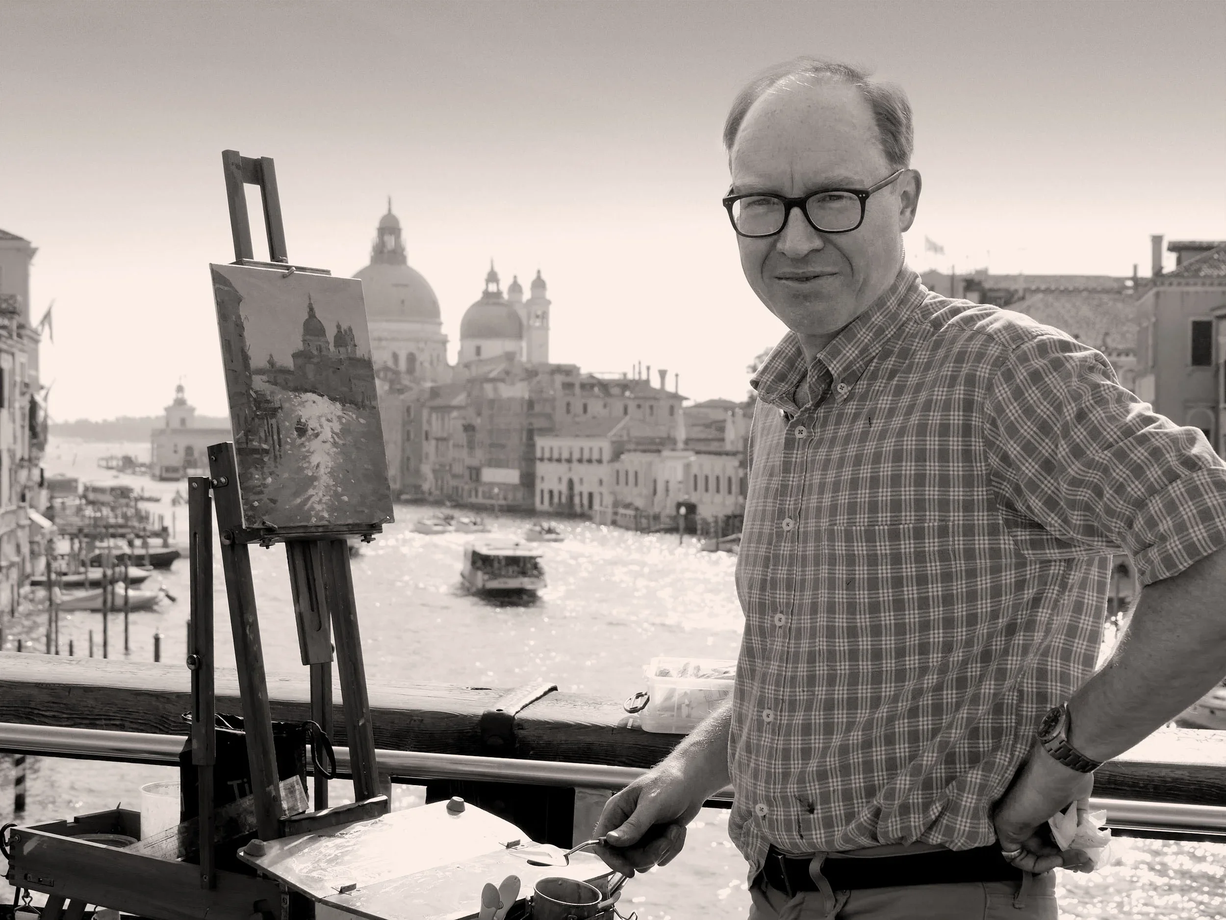 Ben-Mowll-with-easel-in-Venice.webp